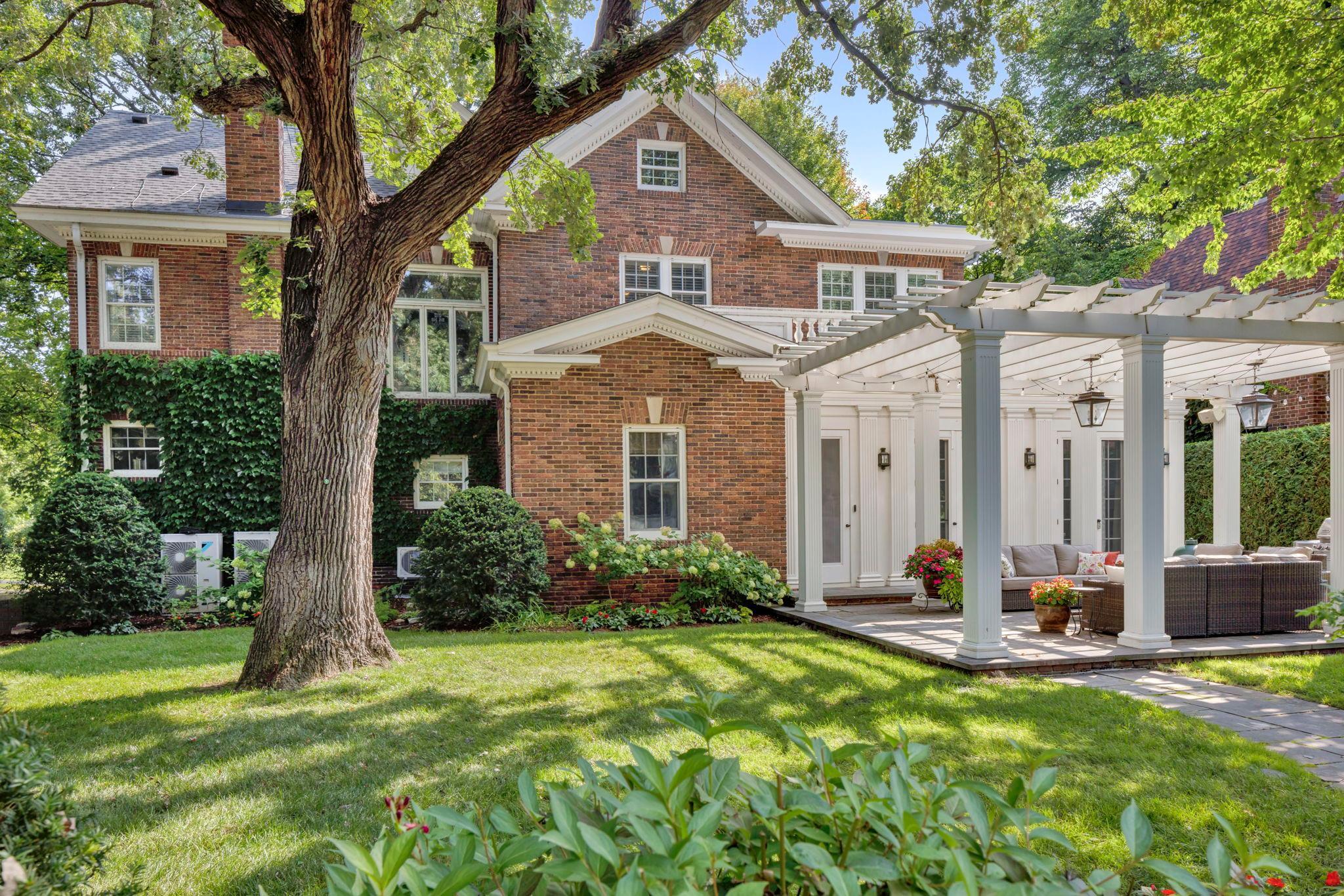 View of Residential at 2400 Lake Of The Isles Parkway, Minneapolis MN 55405, Minneapolis (3 of 65) - Mike Wilen | Minnesota Team Real Estate
