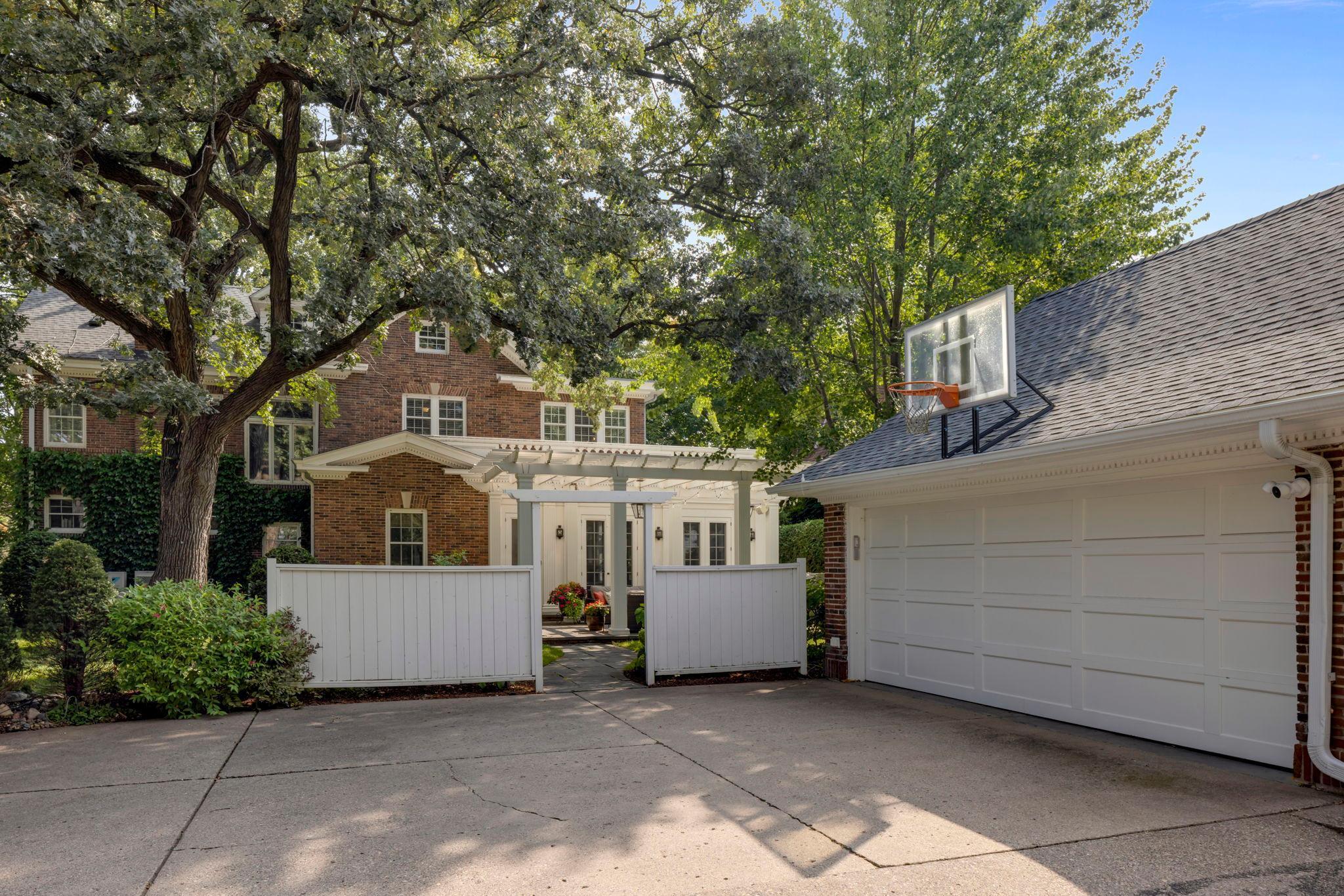View of Residential at 2400 Lake Of The Isles Parkway, Minneapolis MN 55405, Minneapolis (4 of 65) - Mike Wilen | Minnesota Team Real Estate