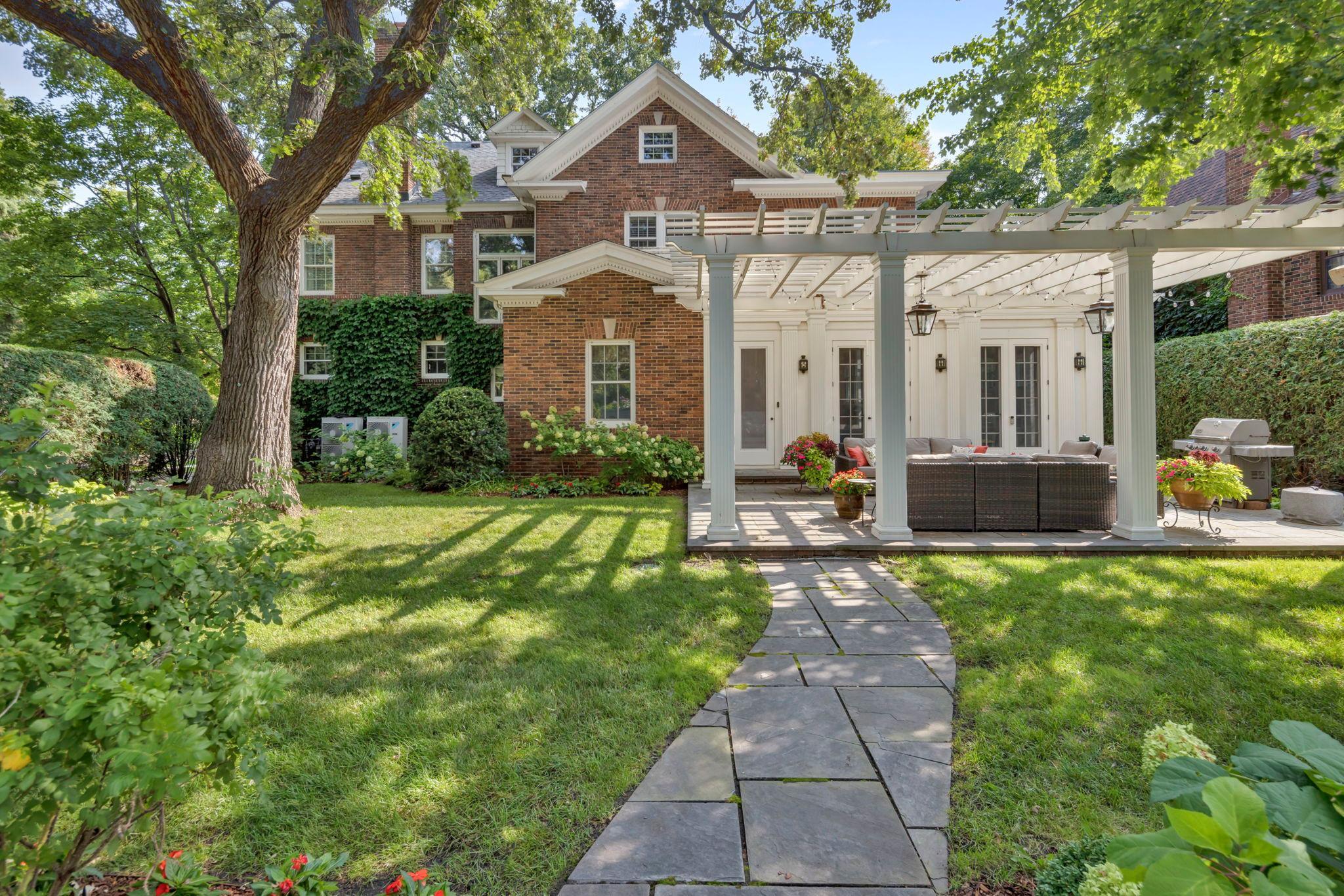View of Residential at 2400 Lake Of The Isles Parkway, Minneapolis MN 55405, Minneapolis (22 of 65) - Mike Wilen | Minnesota Team Real Estate