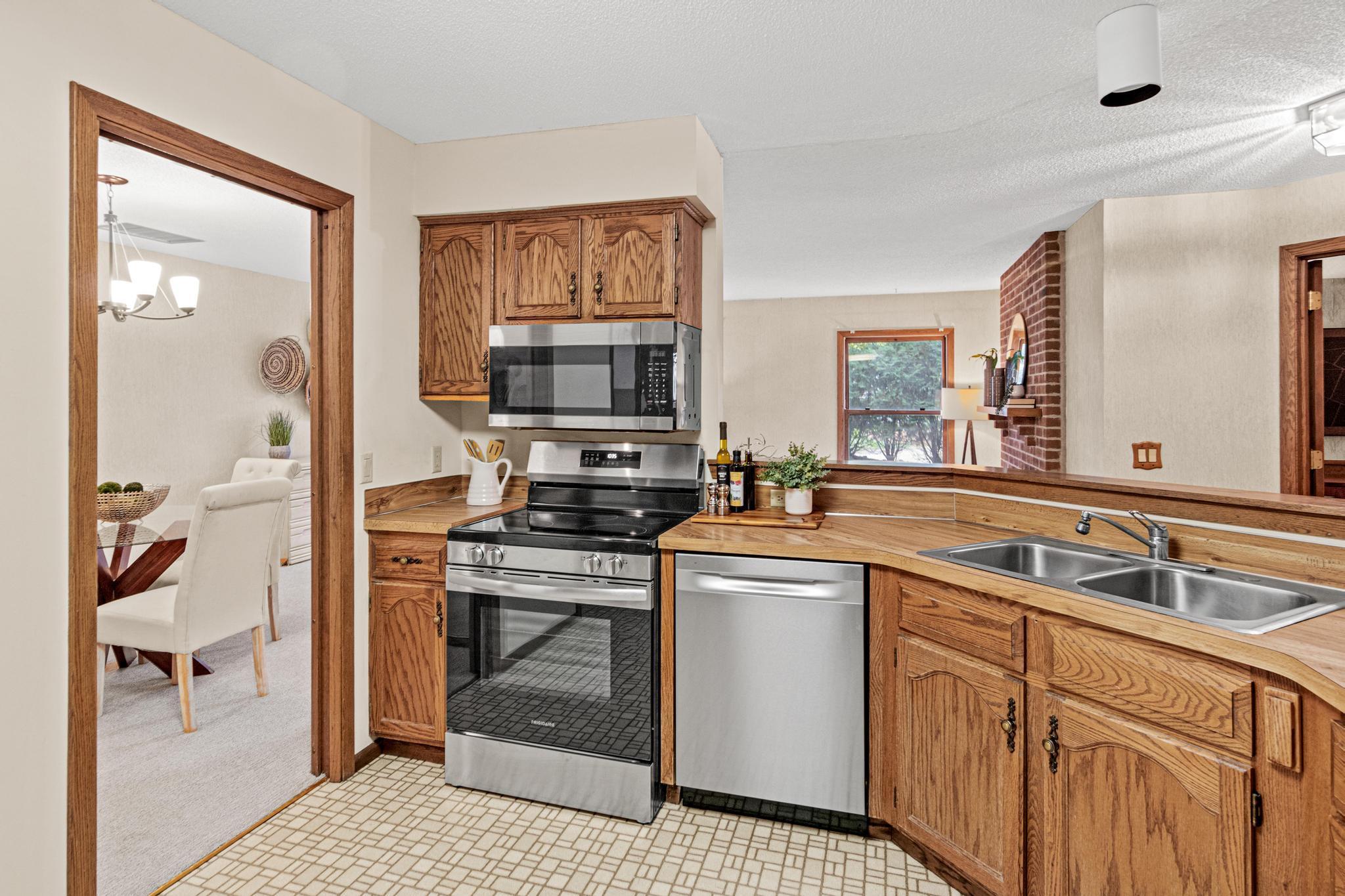 View of Residential at 3000 Saint Albans Mill Road #103, Hopkins MN 55305, Hopkins (10 of 32) - Mike Wilen | Minnesota Team Real Estate