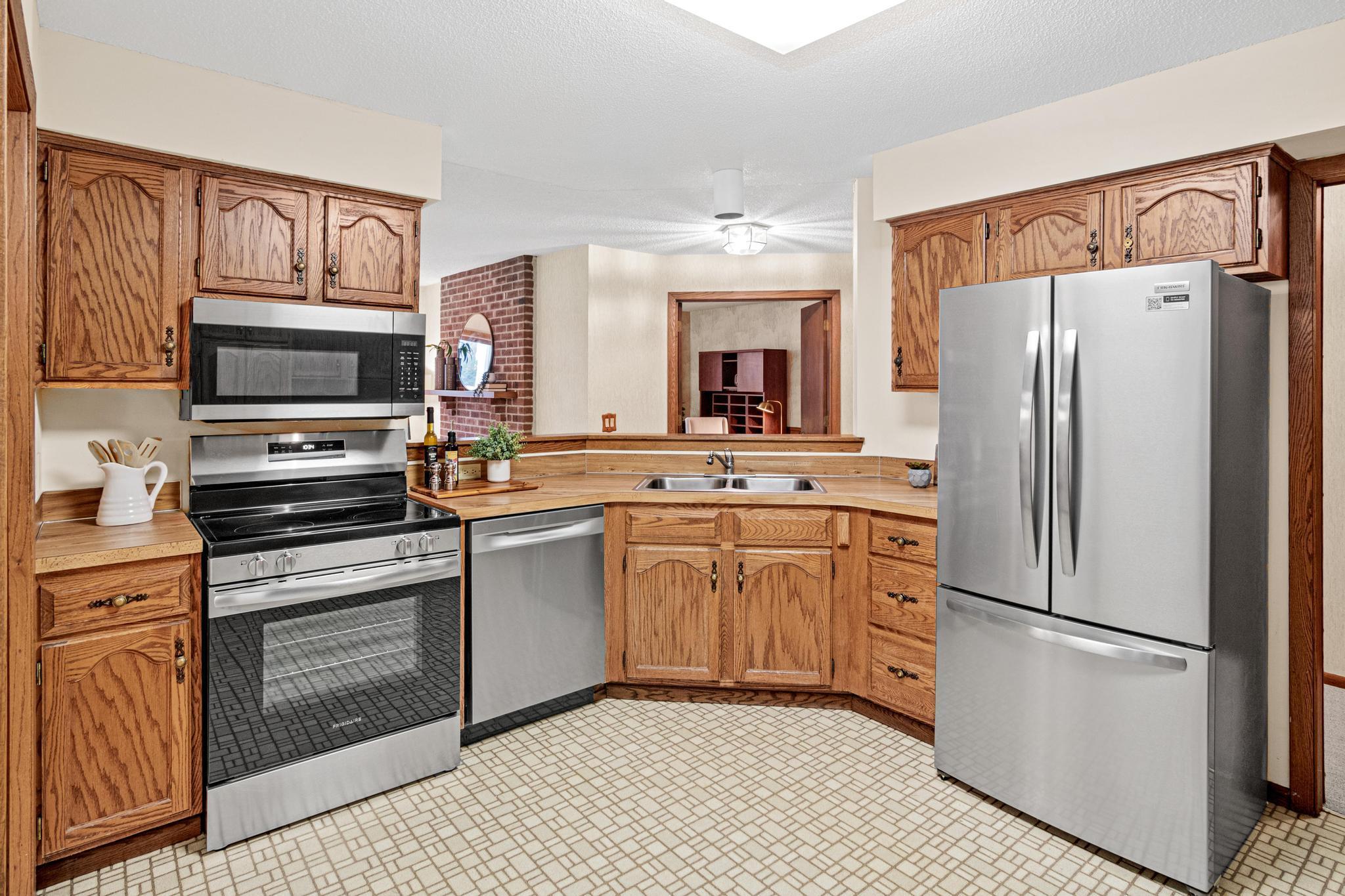 View of Residential at 3000 Saint Albans Mill Road #103, Hopkins MN 55305, Hopkins (9 of 32) - Mike Wilen | Minnesota Team Real Estate