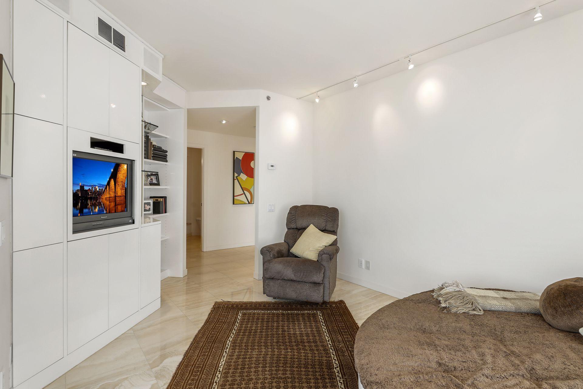 View of Residential at 2950 Dean Parkway #1903-4, Minneapolis MN 55416, Minneapolis (32 of 93) - Mike Wilen | Minnesota Team Real Estate