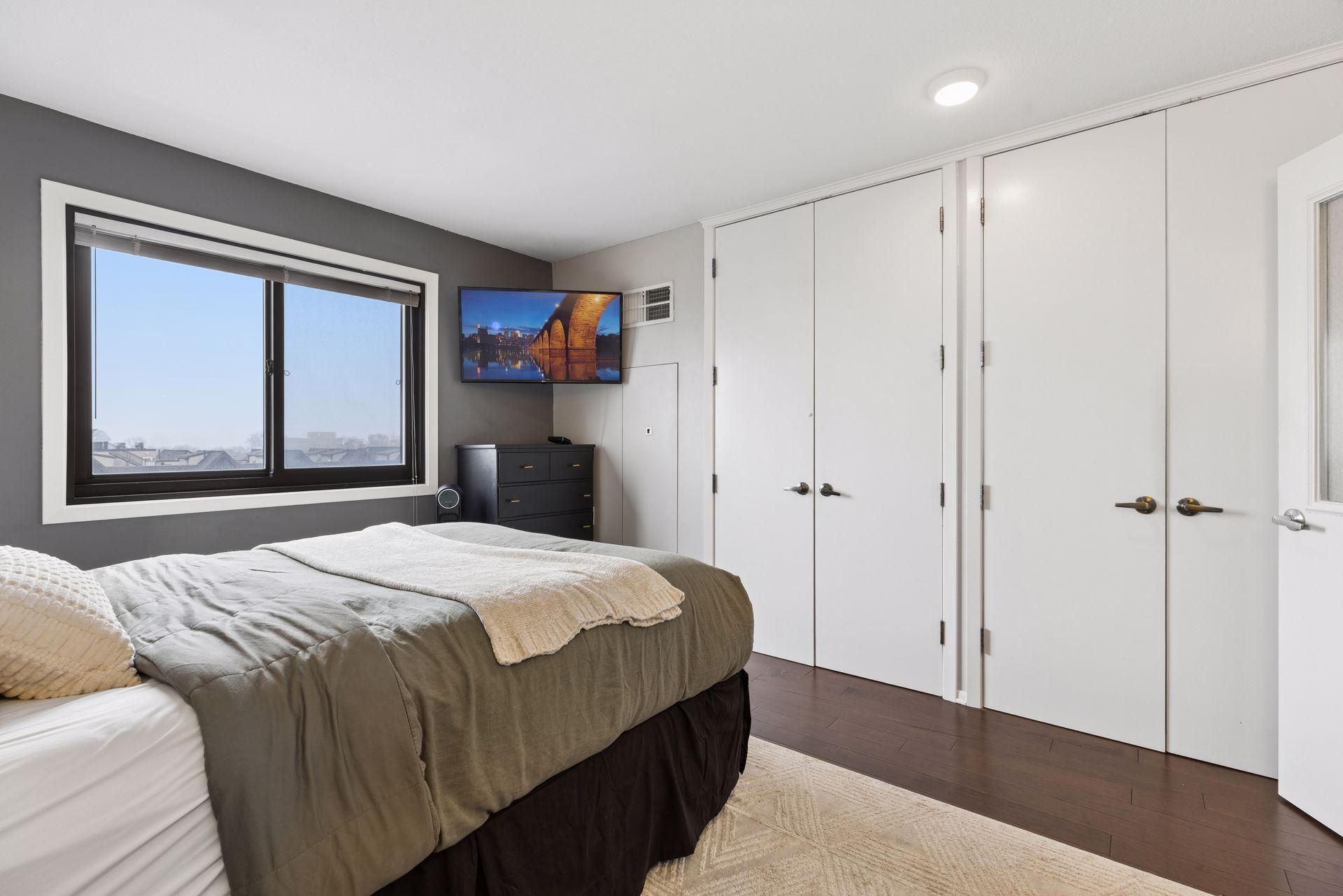 View of Residential at 400 Groveland Avenue #914, Minneapolis MN 55403, Minneapolis (18 of 58) - Mike Wilen | Minnesota Team Real Estate
