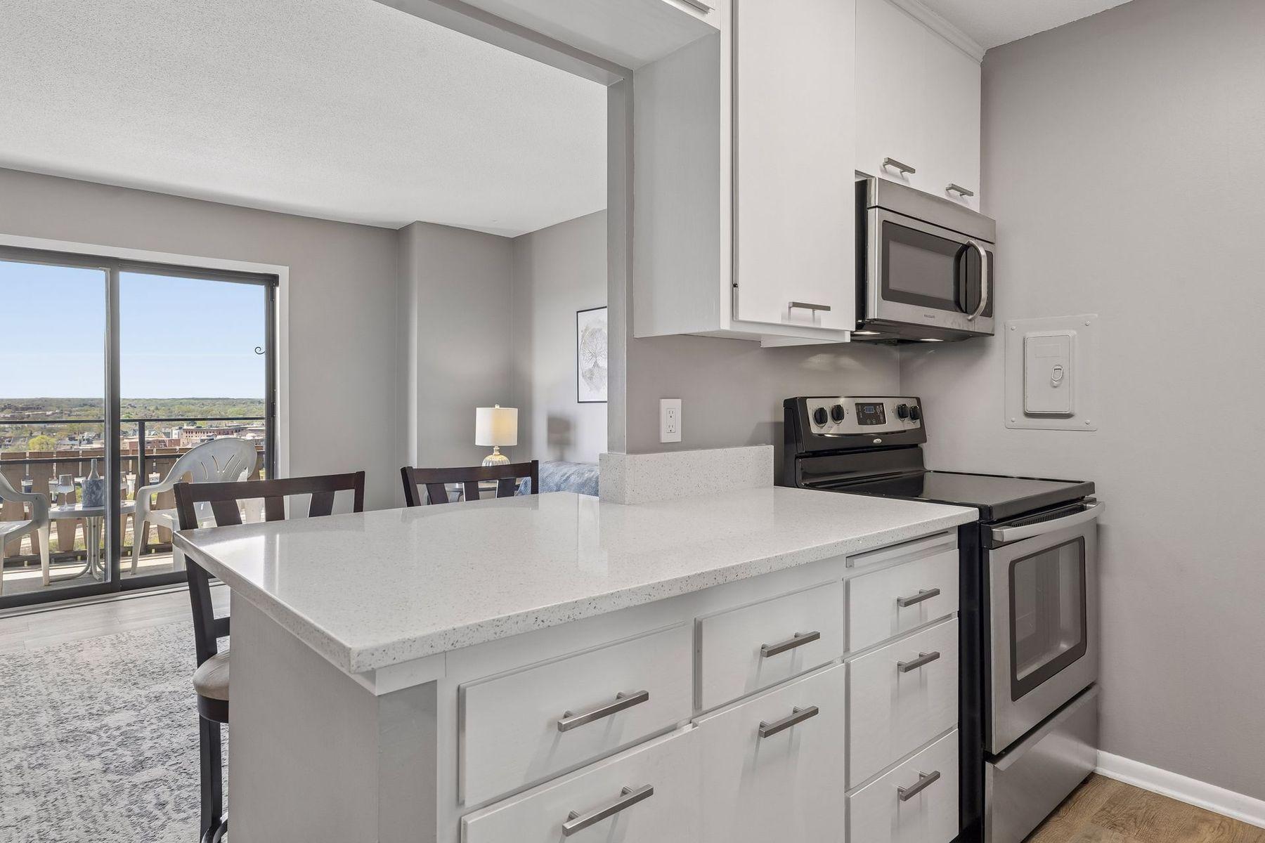 View of Residential at 410 Groveland Avenue #1506, Minneapolis MN 55403, Minneapolis (10 of 42) - Mike Wilen | Minnesota Team Real Estate