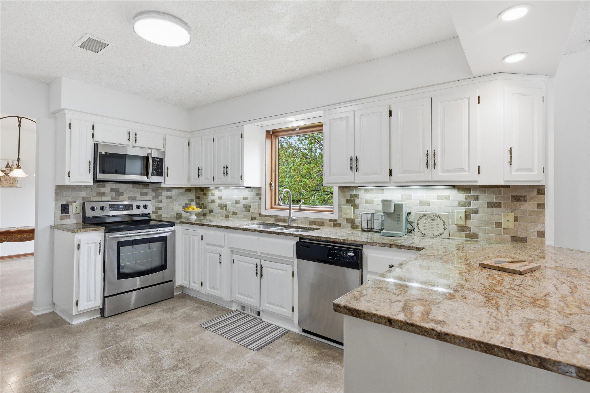 View of Residential at 2500 Highland View Avenue, Burnsville MN 55337, Burnsville (9 of 57) - Mike Wilen | Minnesota Team Real Estate