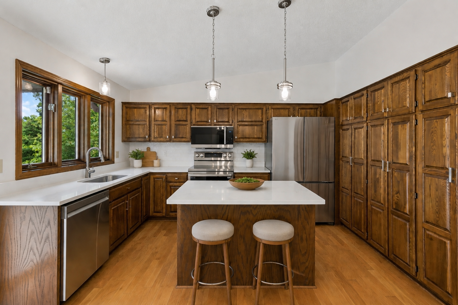 View of Residential at 9526 Woodbridge Road, Bloomington MN 55438, Bloomington (12 of 45) - Mike Wilen | Minnesota Team Real Estate