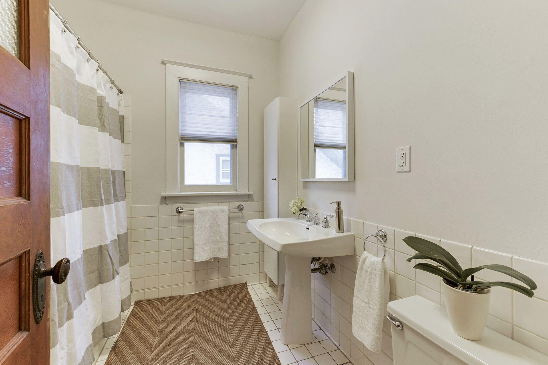 View of Residential Income at 2441 Dupont Avenue, Minneapolis MN 55405, Minneapolis (35 of 45) - Mike Wilen | Minnesota Team Real Estate