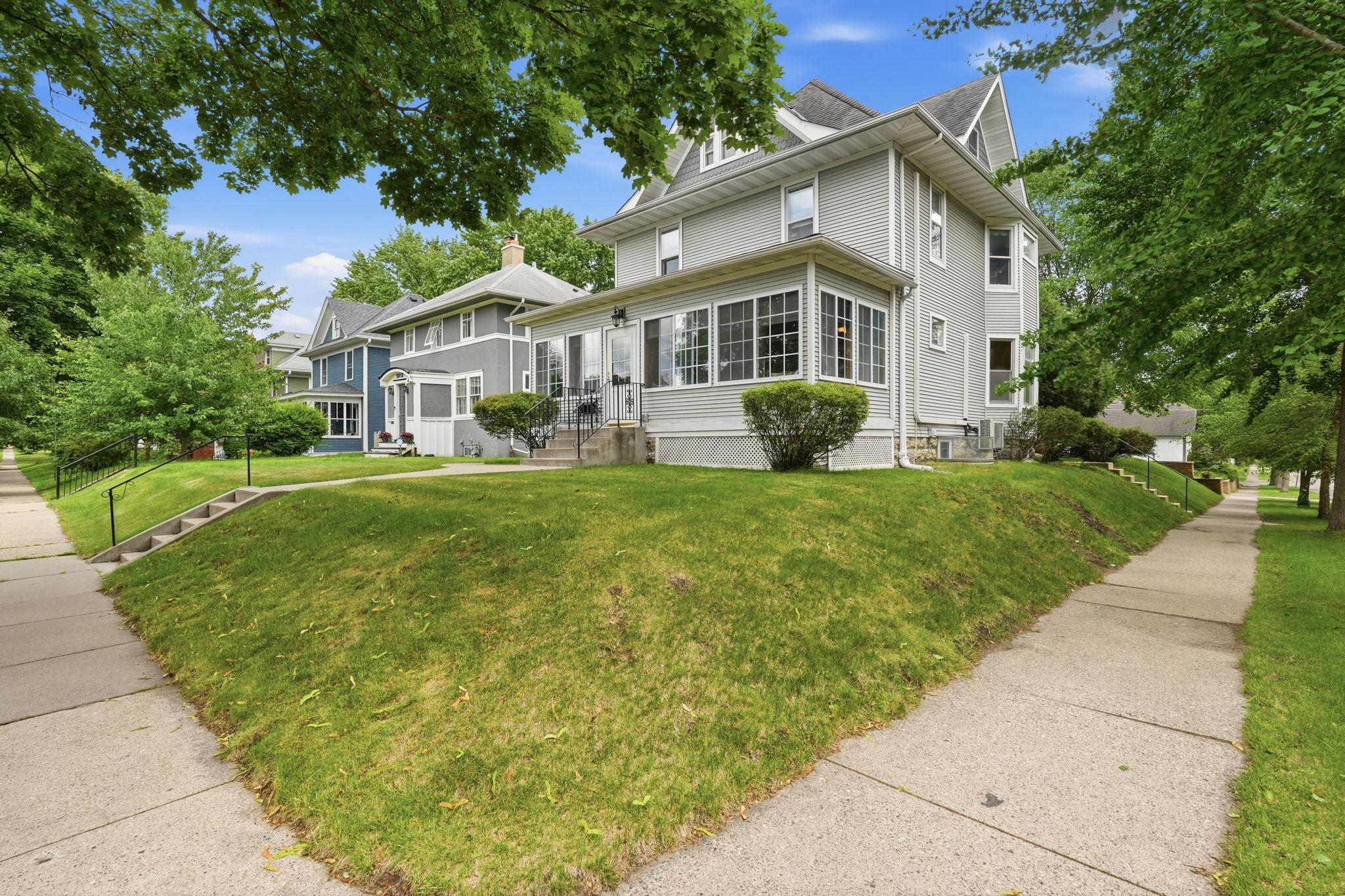 View of Residential at 2016 Laurel Avenue, Saint Paul MN 55104, Saint Paul (2 of 27) - Mike Wilen | Minnesota Team Real Estate