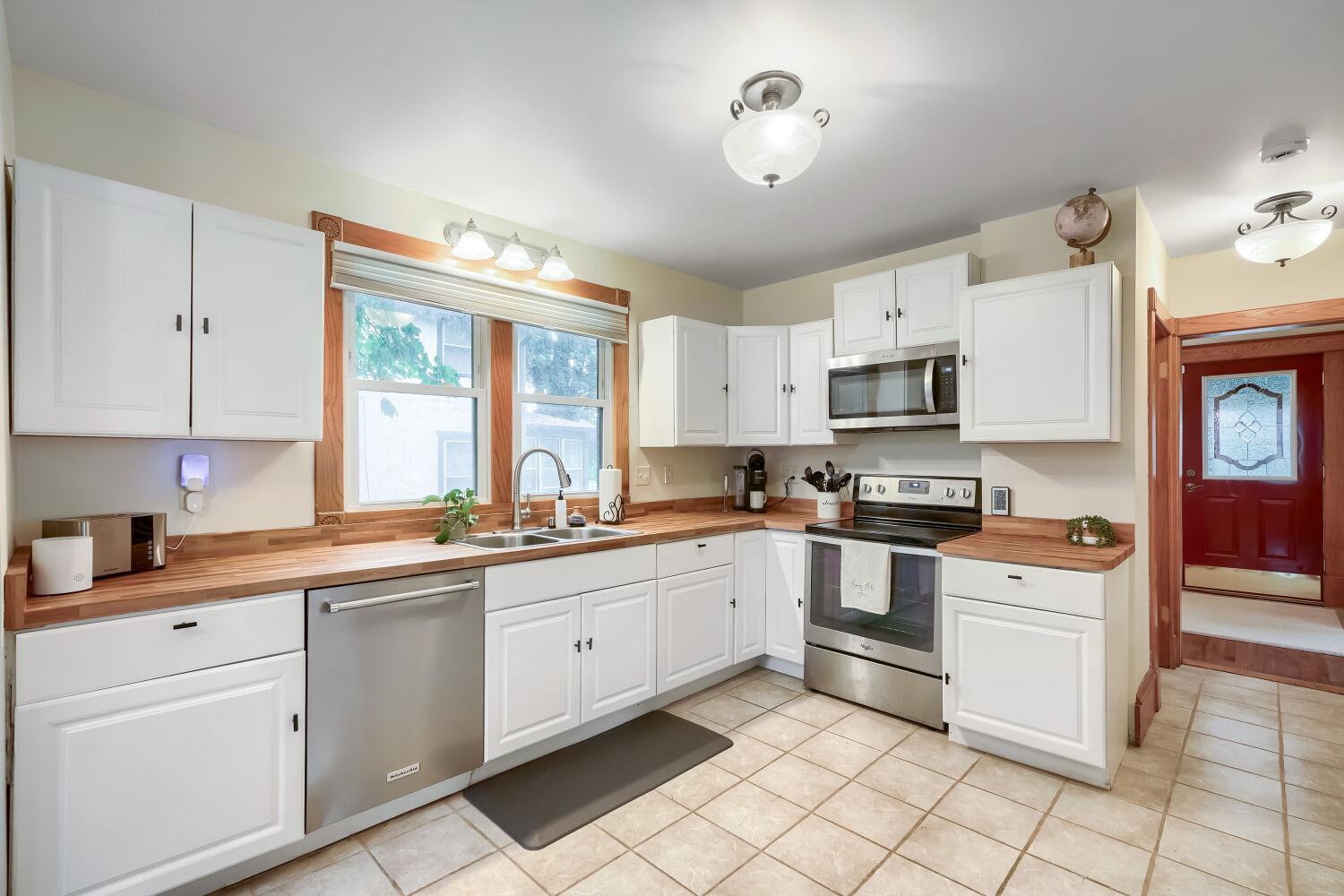 View of Residential at 1654 Concordia Avenue, Saint Paul MN 55104, Saint Paul (7 of 22) - Mike Wilen | Minnesota Team Real Estate