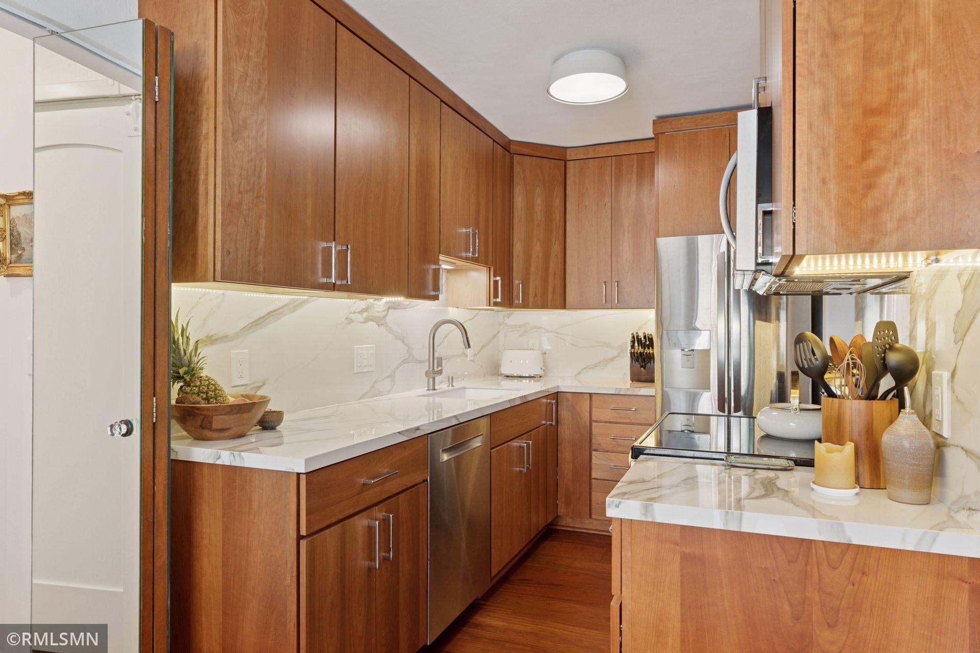 View of Residential at 2928 Dean Parkway #2I, Minneapolis MN 55416, Minneapolis (14 of 38) - Mike Wilen | Minnesota Team Real Estate