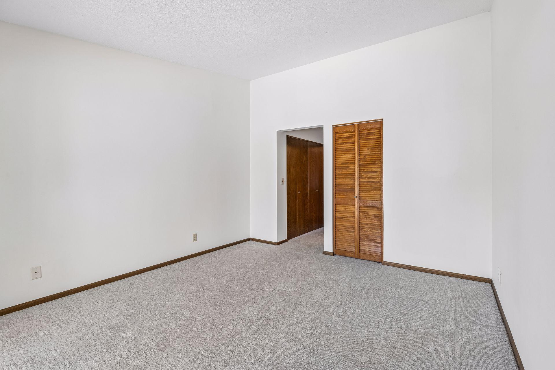 View of Residential at 1086 Cedar View Drive, Minneapolis MN 55405, Minneapolis (19 of 48) - Mike Wilen | Minnesota Team Real Estate