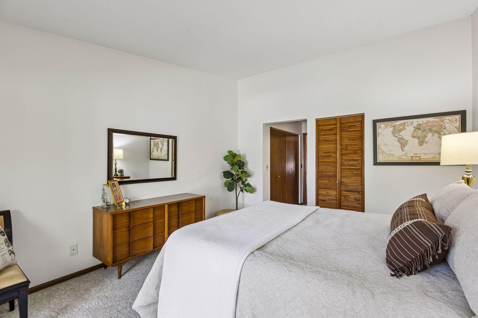 View of Residential at 1086 Cedar View Drive, Minneapolis MN 55405, Minneapolis (13 of 22) - Mike Wilen | Minnesota Team Real Estate