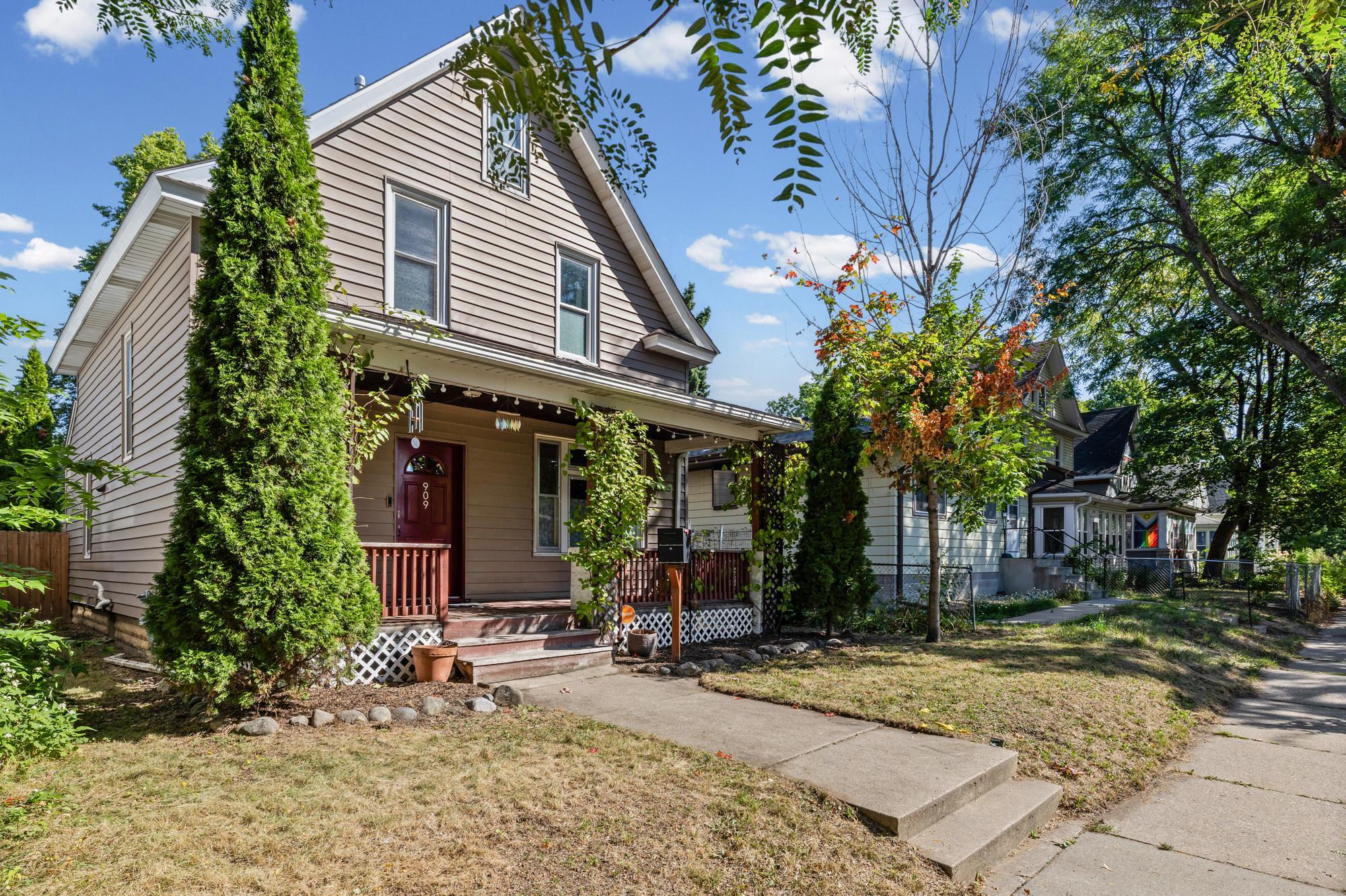 View of Residential at 909 Sherburne Avenue, Saint Paul MN 55104, Saint Paul (21 of 26) - Mike Wilen | Minnesota Team Real Estate
