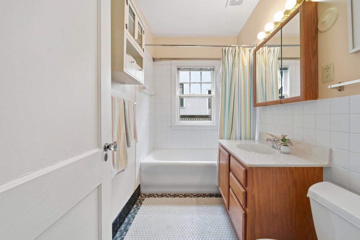 View of Residential Income at 3428 Hennepin Avenue, Minneapolis MN 55408, Minneapolis (19 of 59) - Mike Wilen | Minnesota Team Real Estate