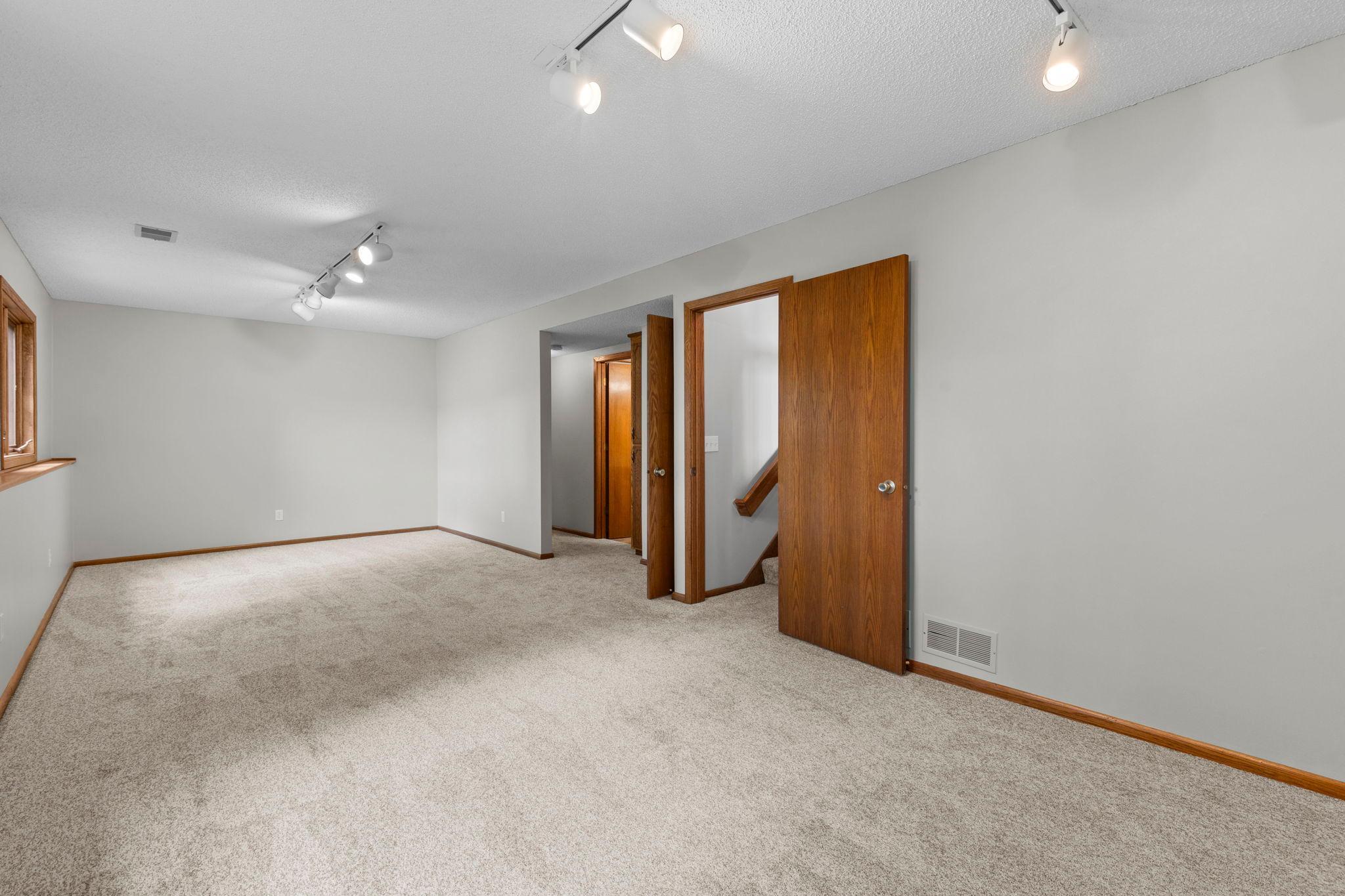 View of Residential at 1009 Gramsey Place, Burnsville MN 55306, Burnsville (37 of 59) - Mike Wilen | Minnesota Team Real Estate