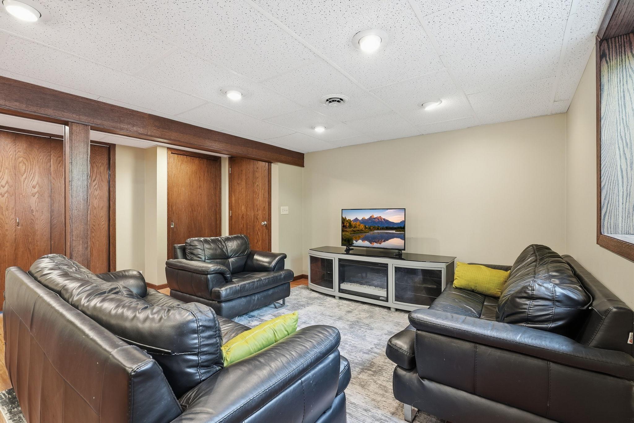 View of Residential at 916 Whitney Drive, Apple Valley MN 55124, Apple Valley (15 of 31) - Mike Wilen | Minnesota Team Real Estate