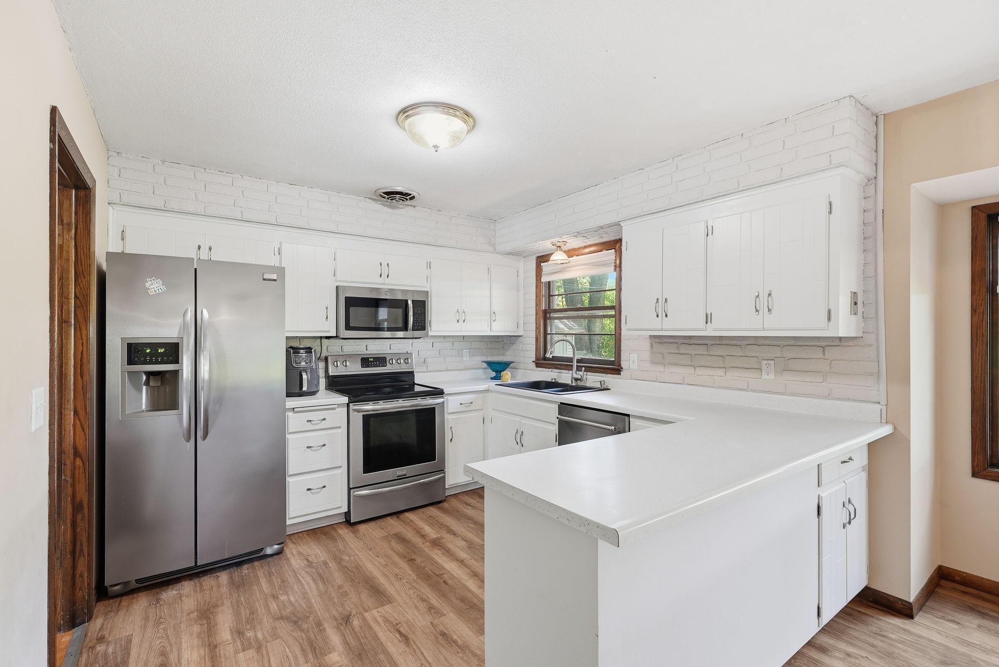 View of Residential at 916 Whitney Drive, Apple Valley MN 55124, Apple Valley (5 of 31) - Mike Wilen | Minnesota Team Real Estate