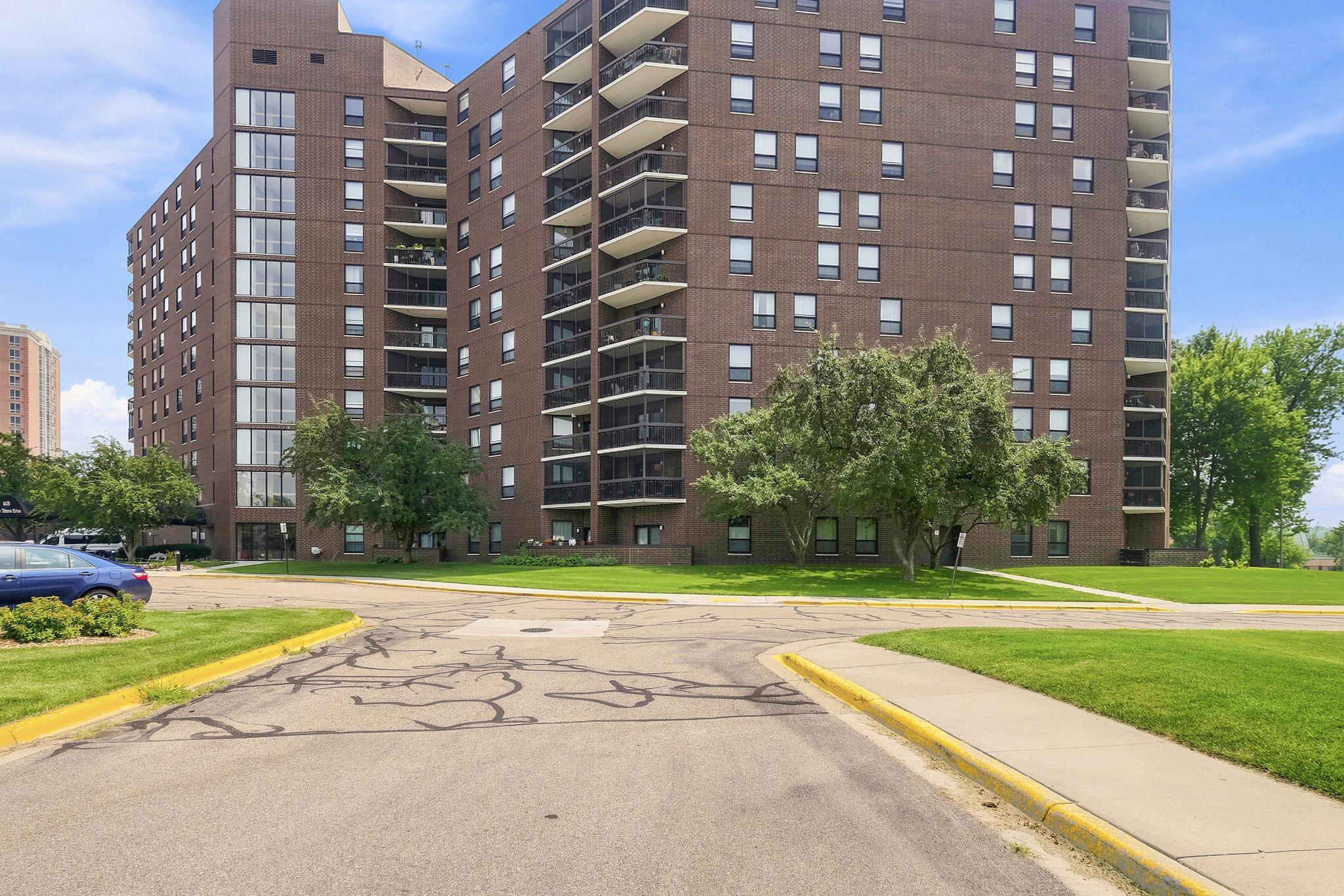 View of Residential at 6615 Lake Shore Drive #405, Richfield MN 55423, Richfield (28 of 29) - Mike Wilen | Minnesota Team Real Estate