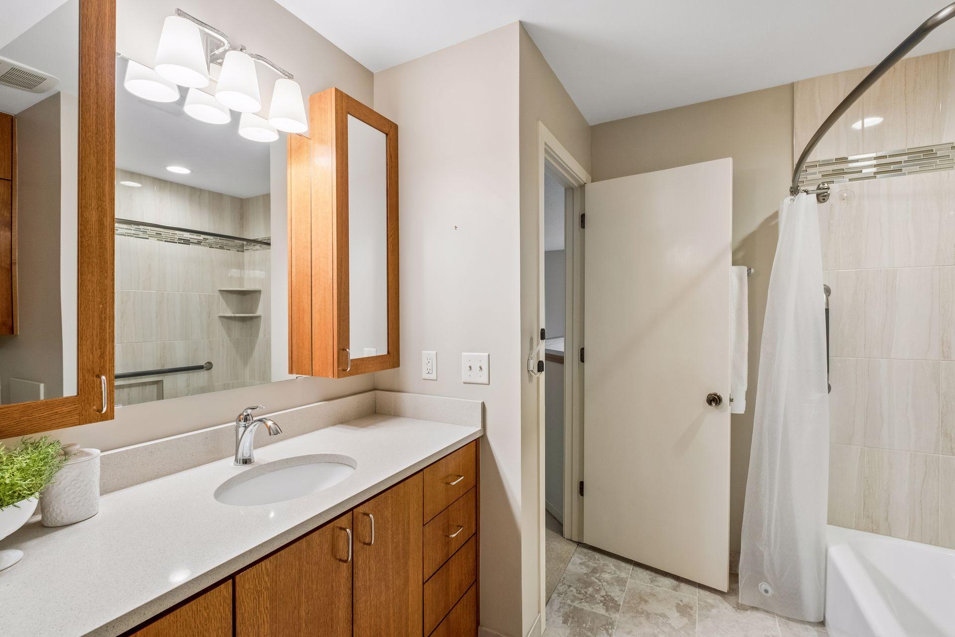 View of Residential at 1926 Dupont Avenue, Minneapolis MN 55403, Minneapolis (16 of 28) - Mike Wilen | Minnesota Team Real Estate