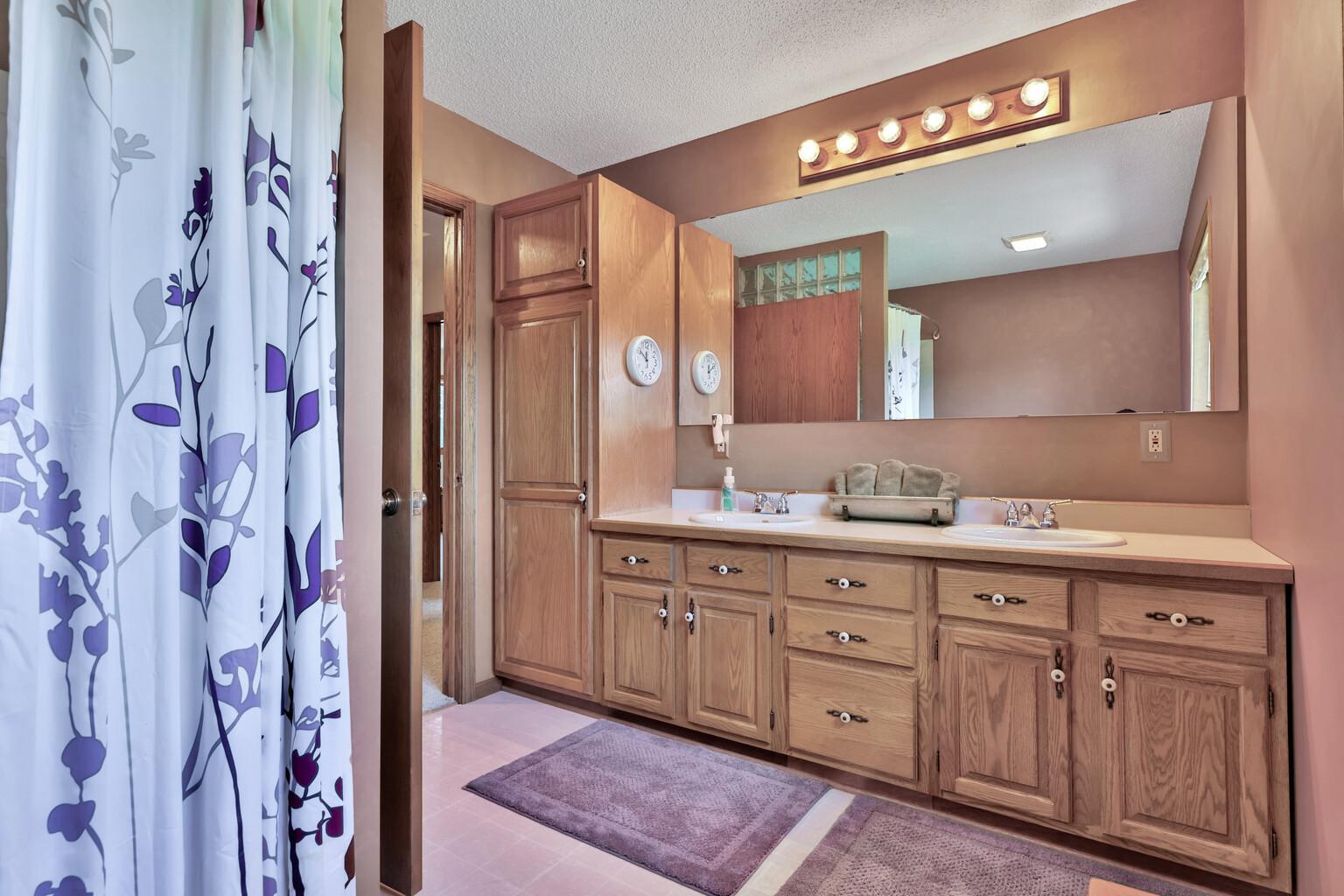 View of Residential at 987 Demont Avenue, Maplewood MN 55109, Maplewood (25 of 35) - Mike Wilen | Minnesota Team Real Estate