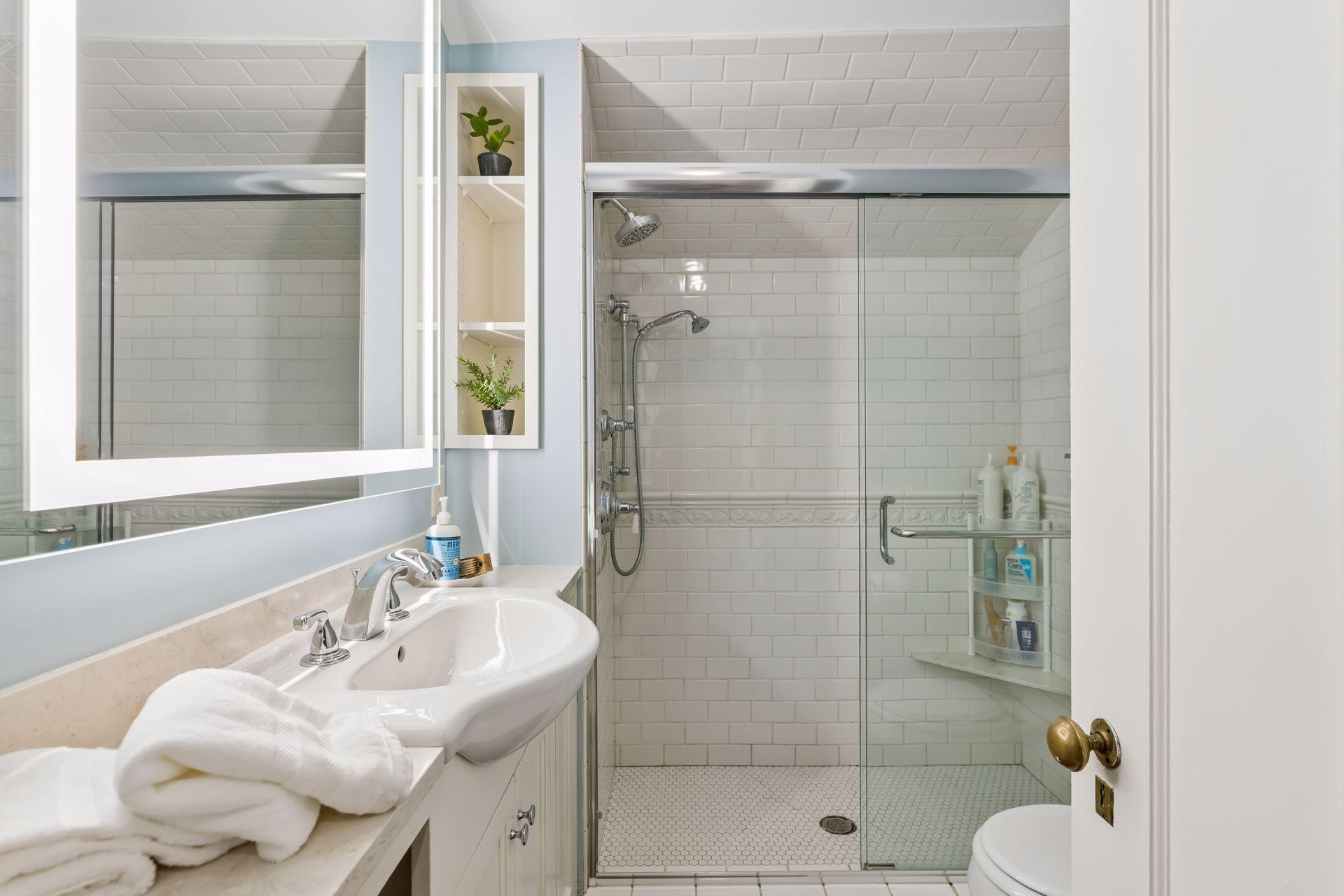 View of Residential at 1818 Kenwood Parkway, Minneapolis MN 55405, Minneapolis (45 of 60) - Mike Wilen | Minnesota Team Real Estate