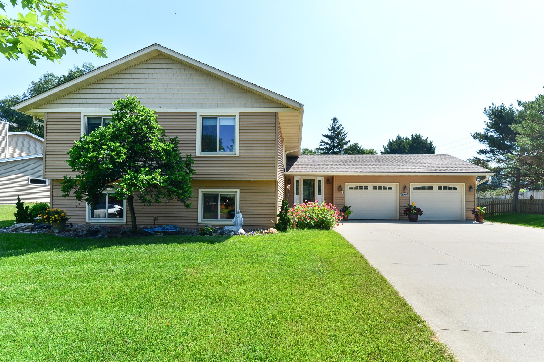 View of Residential at 17400 Barrington Court, Minnetonka MN 55345, Minnetonka (2 of 36) - Mike Wilen | Minnesota Team Real Estate