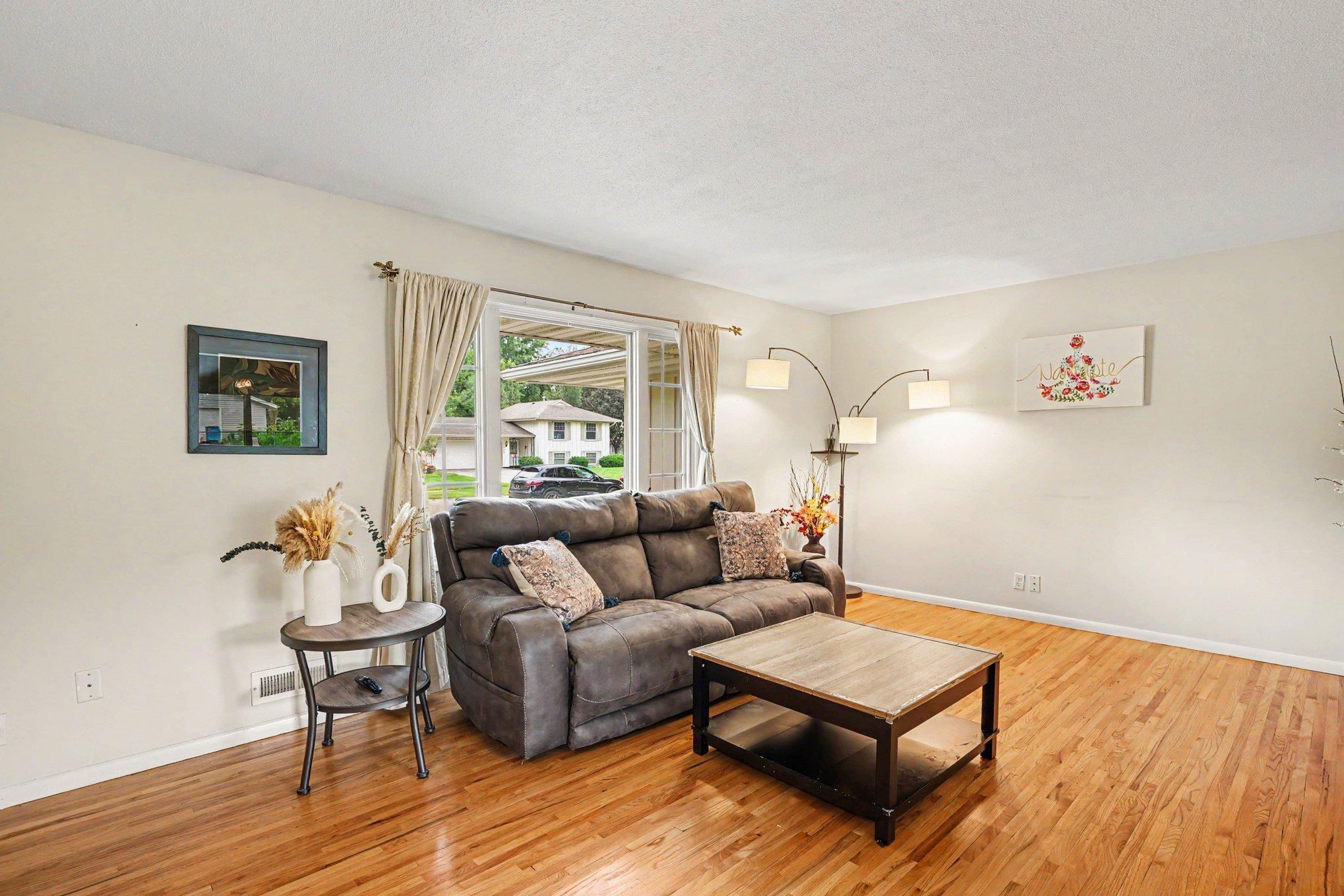 View of Residential at 981 Oriole Drive, Apple Valley MN 55124, Apple Valley (2 of 27) - Mike Wilen | Minnesota Team Real Estate
