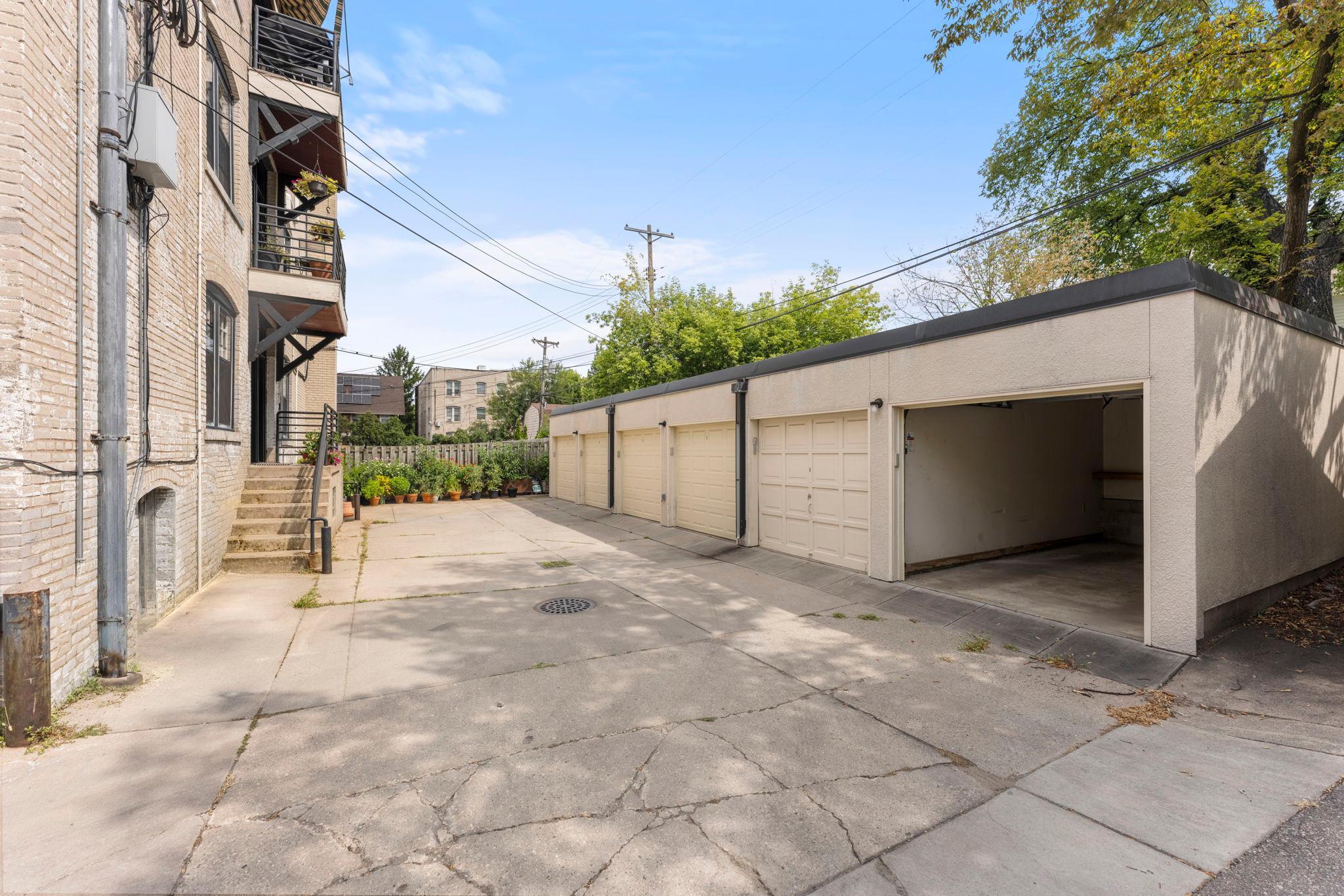 View of Residential at 2719 Humboldt Avenue #E, Minneapolis MN 55408, Minneapolis (27 of 33) - Mike Wilen | Minnesota Team Real Estate