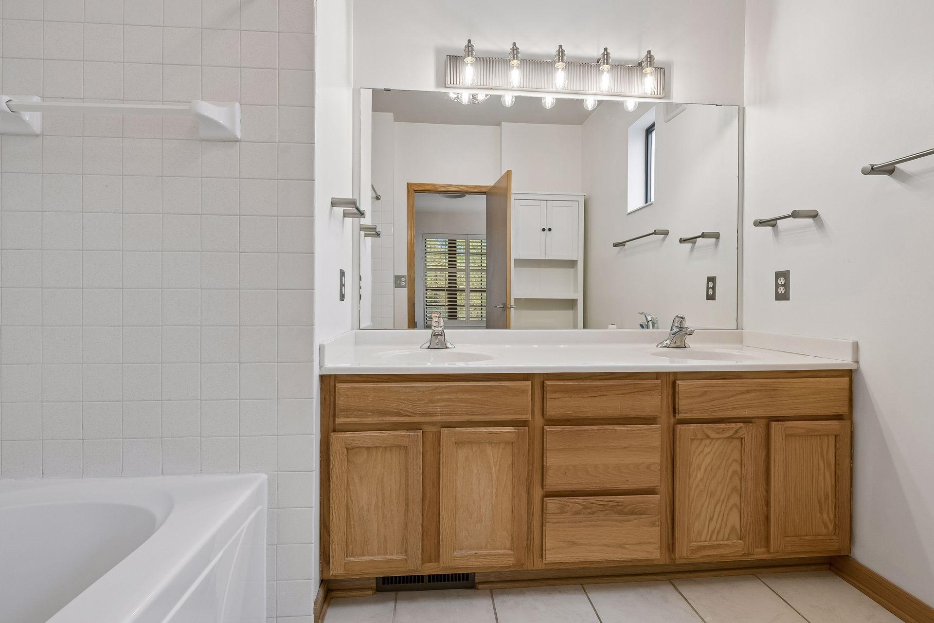 View of Residential at 2566 Ellis Avenue #104, Saint Paul MN 55114, Saint Paul (20 of 30) - Mike Wilen | Minnesota Team Real Estate