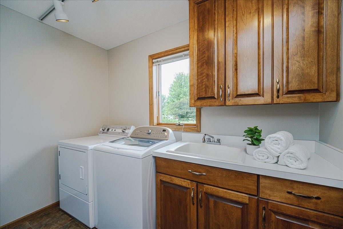 View of Residential at 1060 Dennis Street, Maplewood MN 55119, Maplewood (32 of 38) - Mike Wilen | Minnesota Team Real Estate