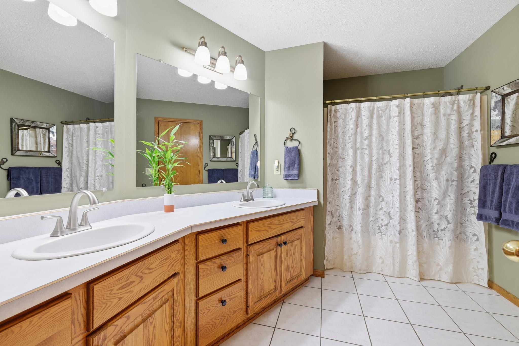 View of Residential at 1123 Ridge Bluff Drive, Chaska MN 55318, Chaska (20 of 48) - Mike Wilen | Minnesota Team Real Estate