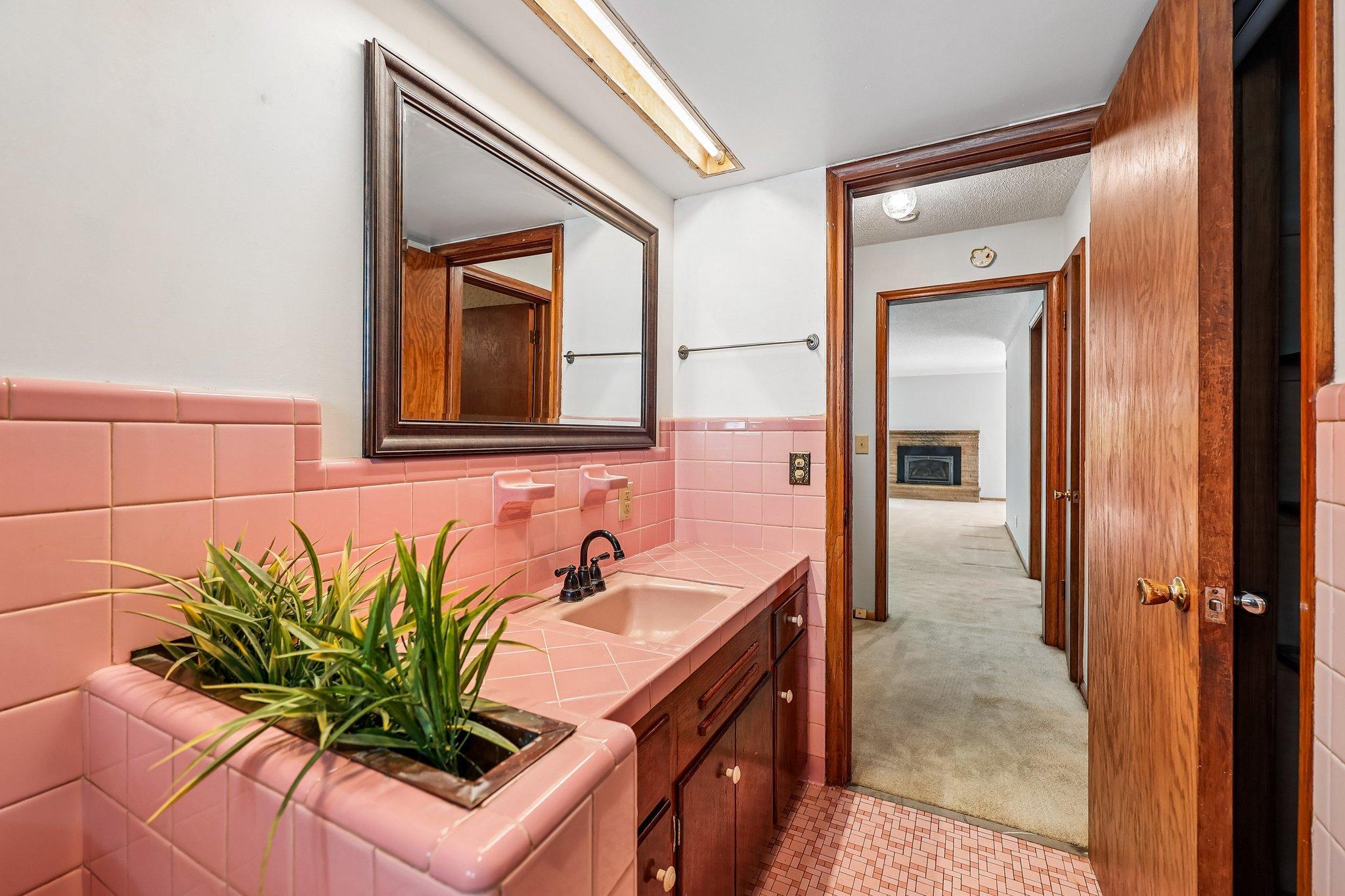 View of Residential at 612 Russell Avenue, Minneapolis MN 55405, Minneapolis (20 of 49) - Mike Wilen | Minnesota Team Real Estate