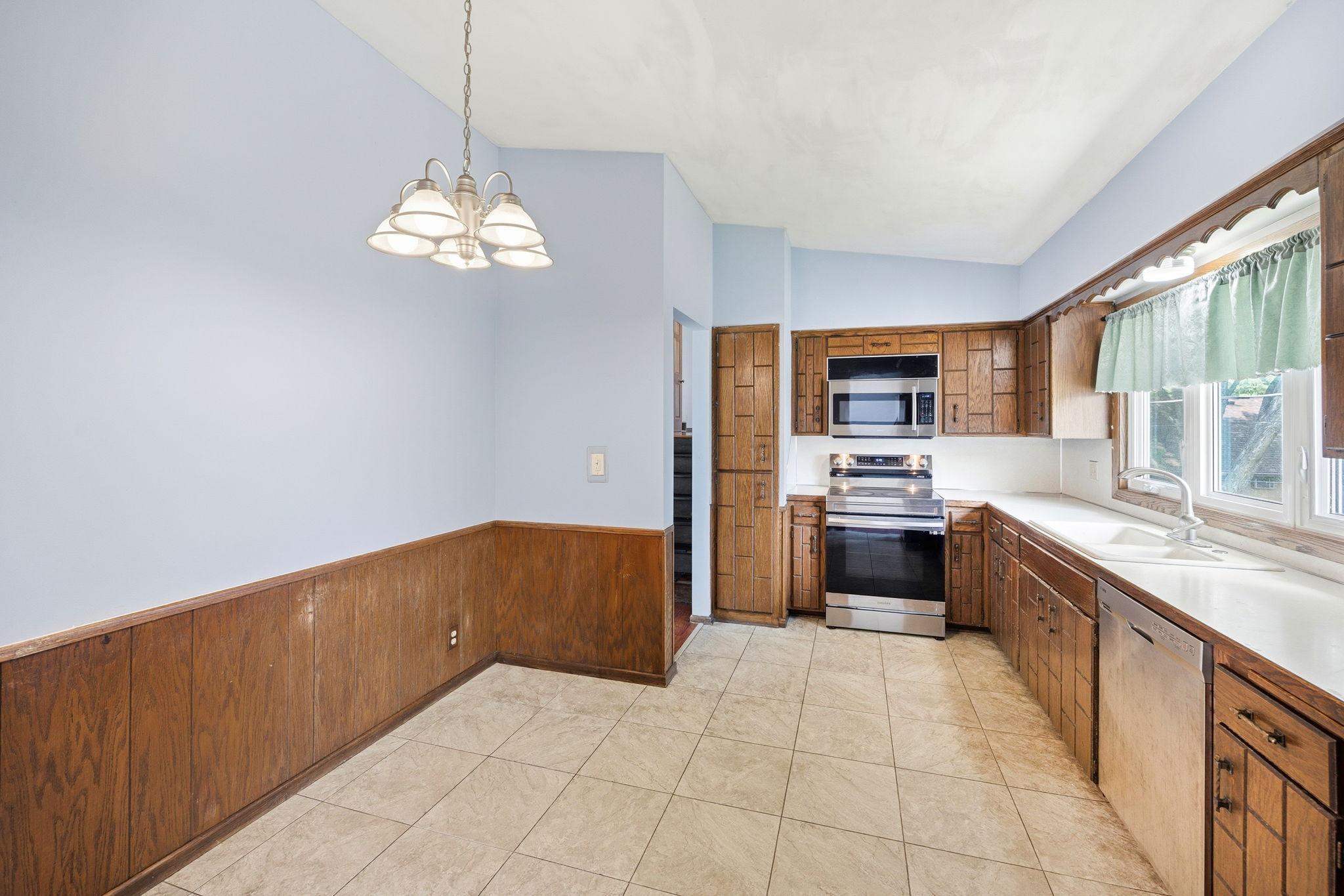 View of Residential at 48 Winthrop Street, Saint Paul MN 55119, Saint Paul (10 of 25) - Mike Wilen | Minnesota Team Real Estate