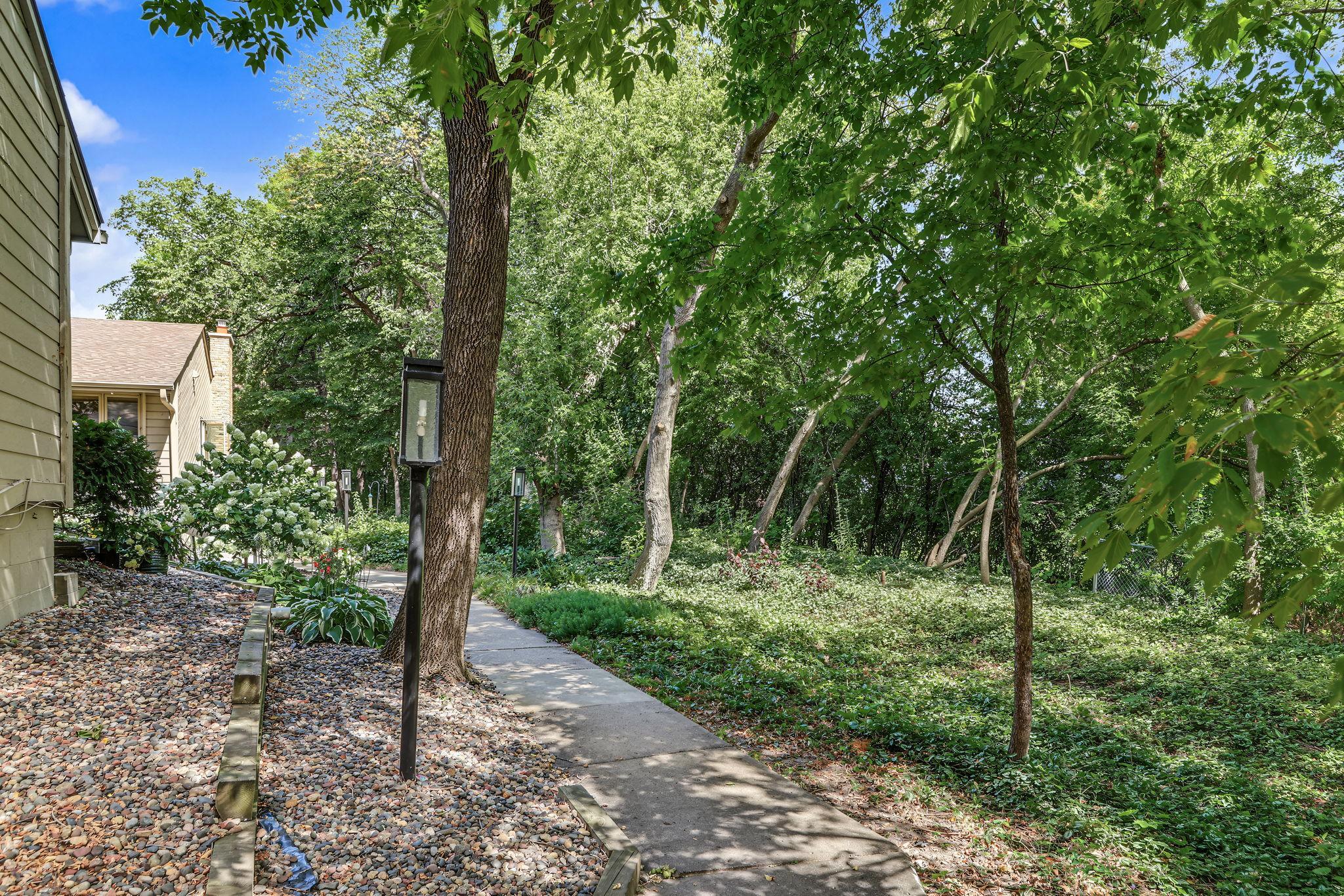 View of Residential at 10275 Scarborough Road, Bloomington MN 55437, Bloomington (33 of 38) - Mike Wilen | Minnesota Team Real Estate