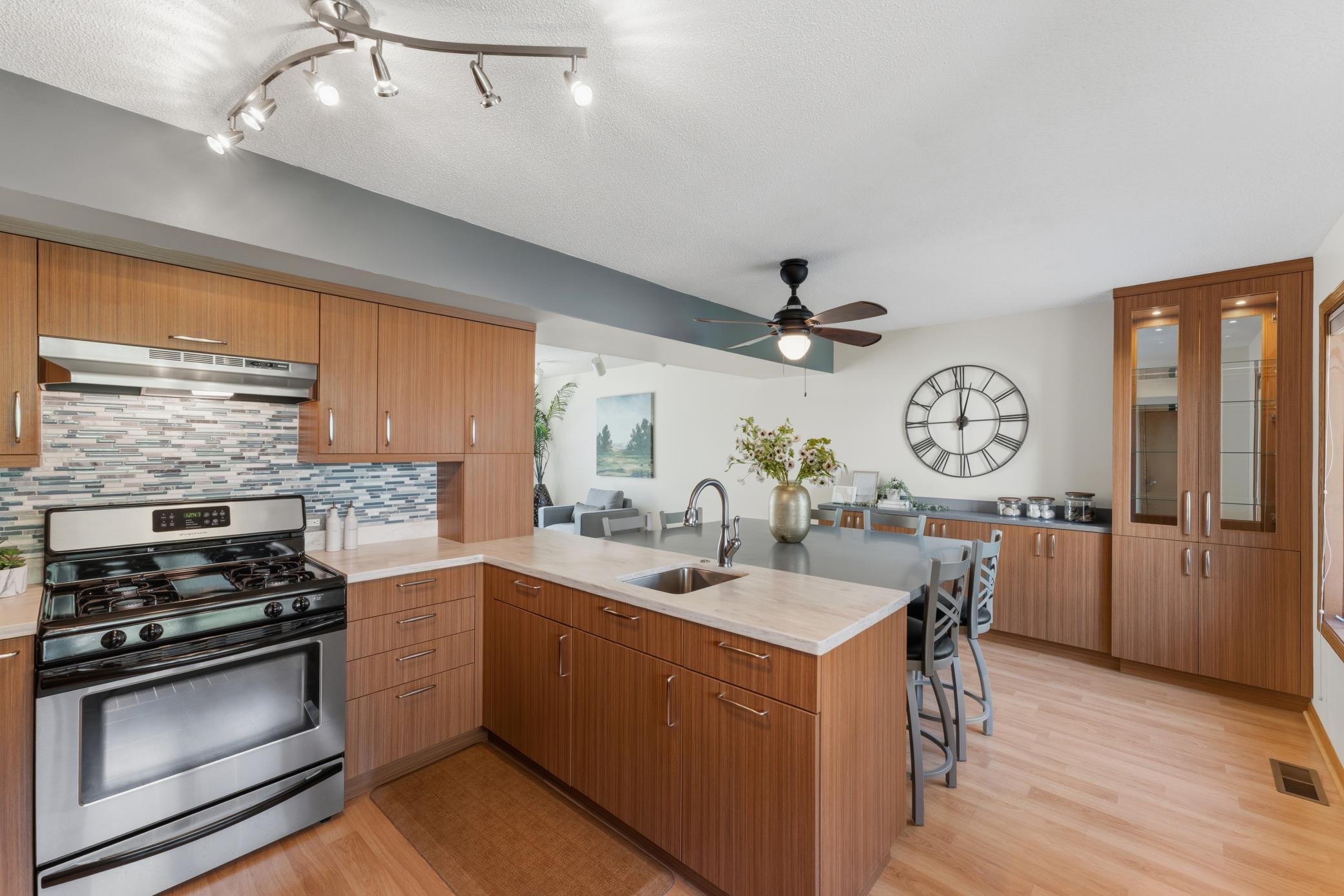 View of Residential at 933 Dartmouth Place, Minneapolis MN 55414, Minneapolis (7 of 32) - Mike Wilen | Minnesota Team Real Estate