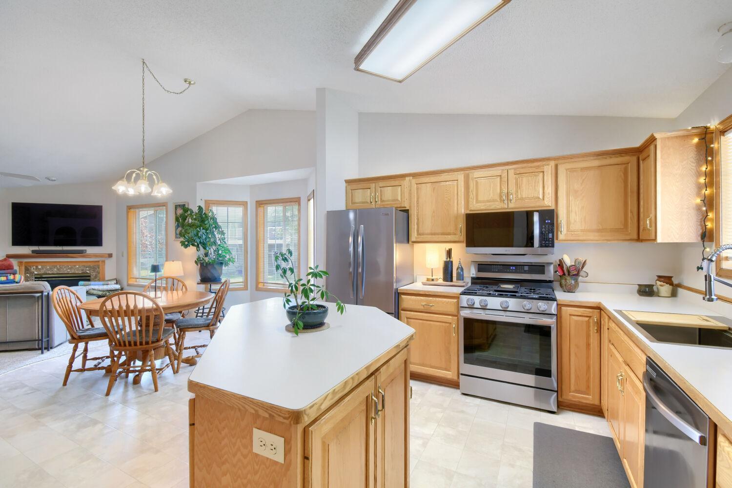 View of Residential at 828 Woodland Drive, Mahtomedi MN 55115, Mahtomedi (24 of 28) - Mike Wilen | Minnesota Team Real Estate