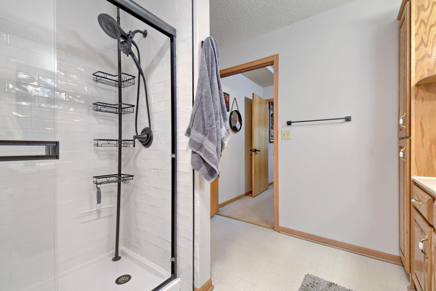 View of Residential at 828 Woodland Drive, Mahtomedi MN 55115, Mahtomedi (17 of 28) - Mike Wilen | Minnesota Team Real Estate