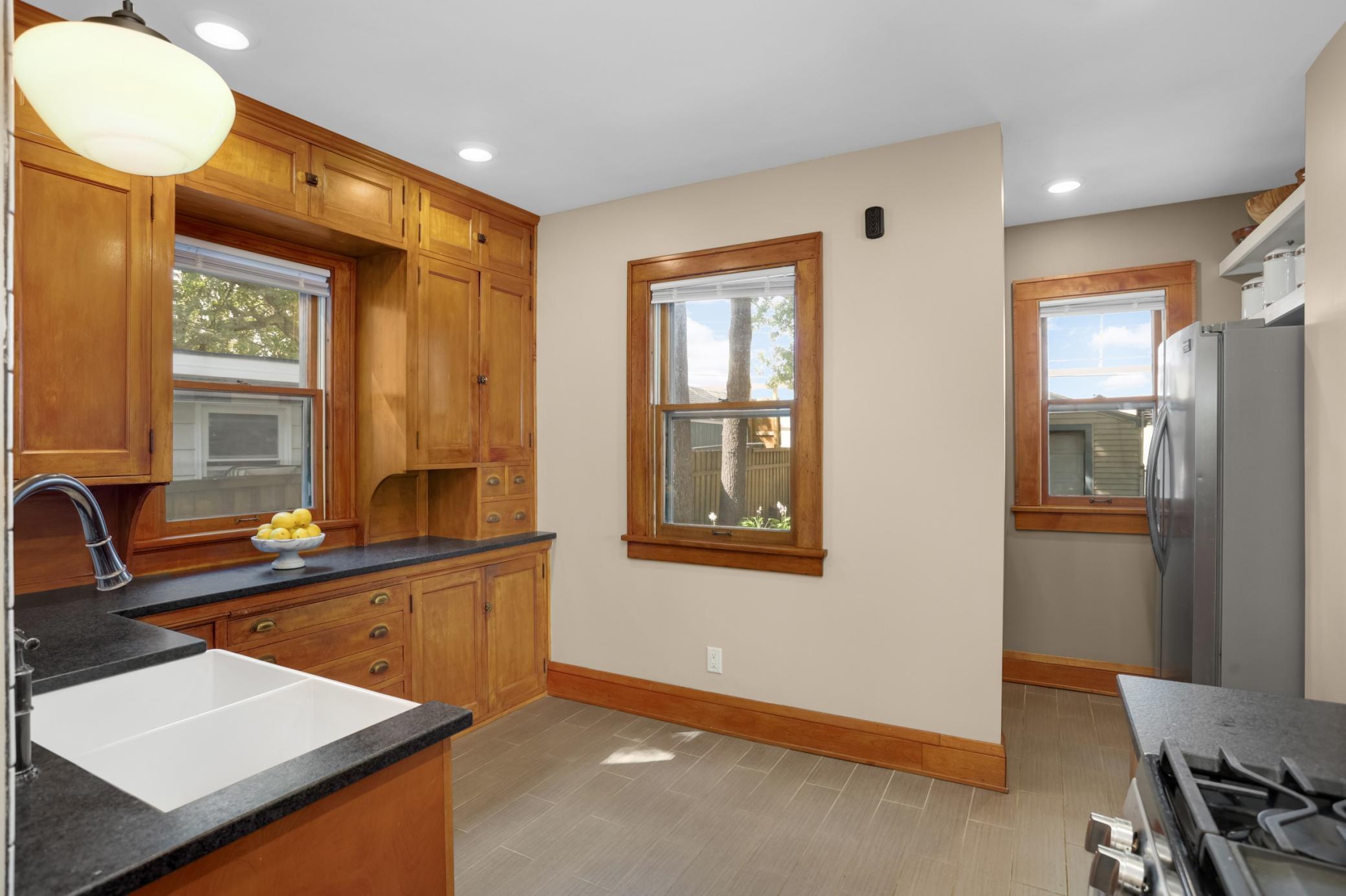 View of Residential at 877 Howell Street, Saint Paul MN 55104, Saint Paul (11 of 28) - Mike Wilen | Minnesota Team Real Estate