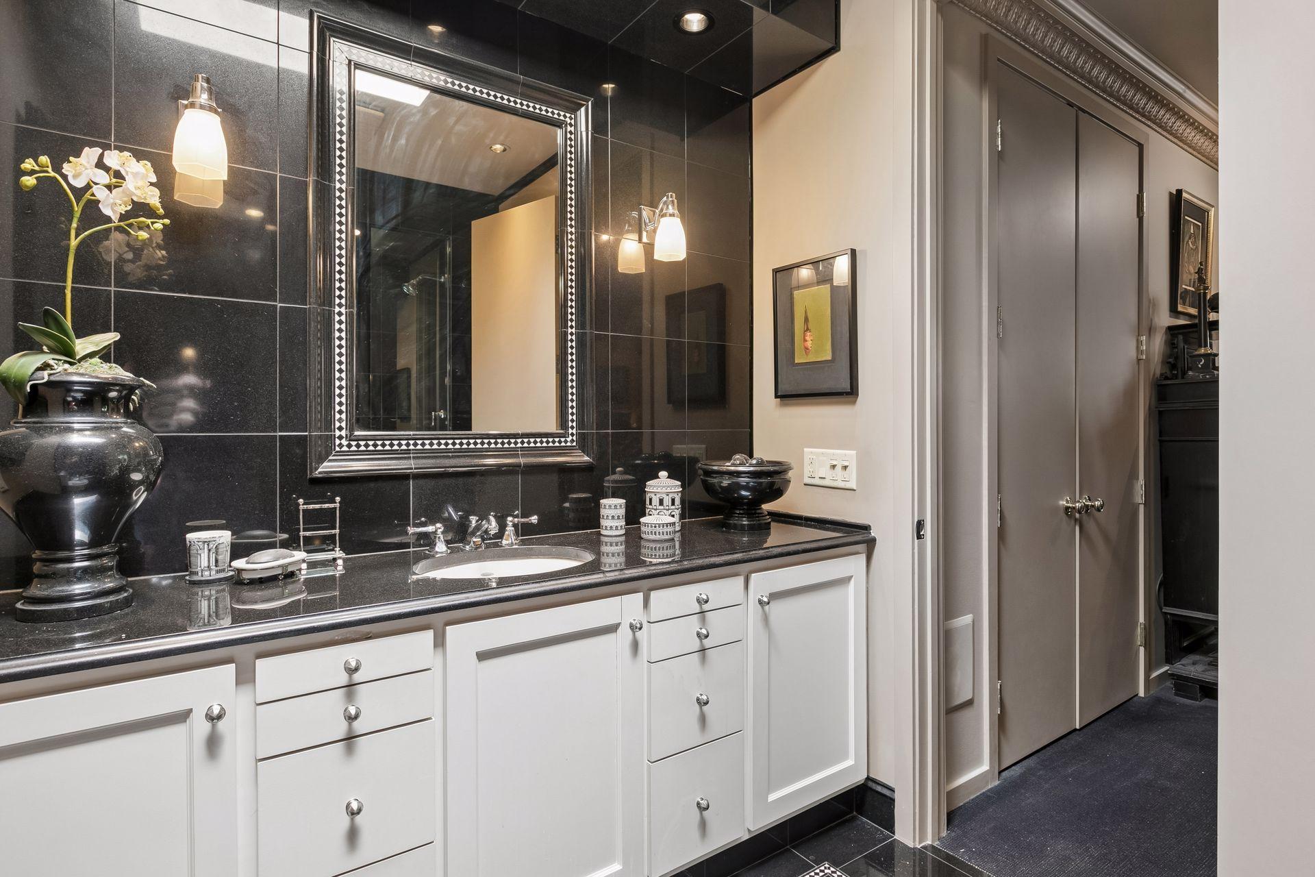 View of Residential at 1220 Mount Curve Avenue, Minneapolis MN 55403, Minneapolis (21 of 45) - Mike Wilen | Minnesota Team Real Estate