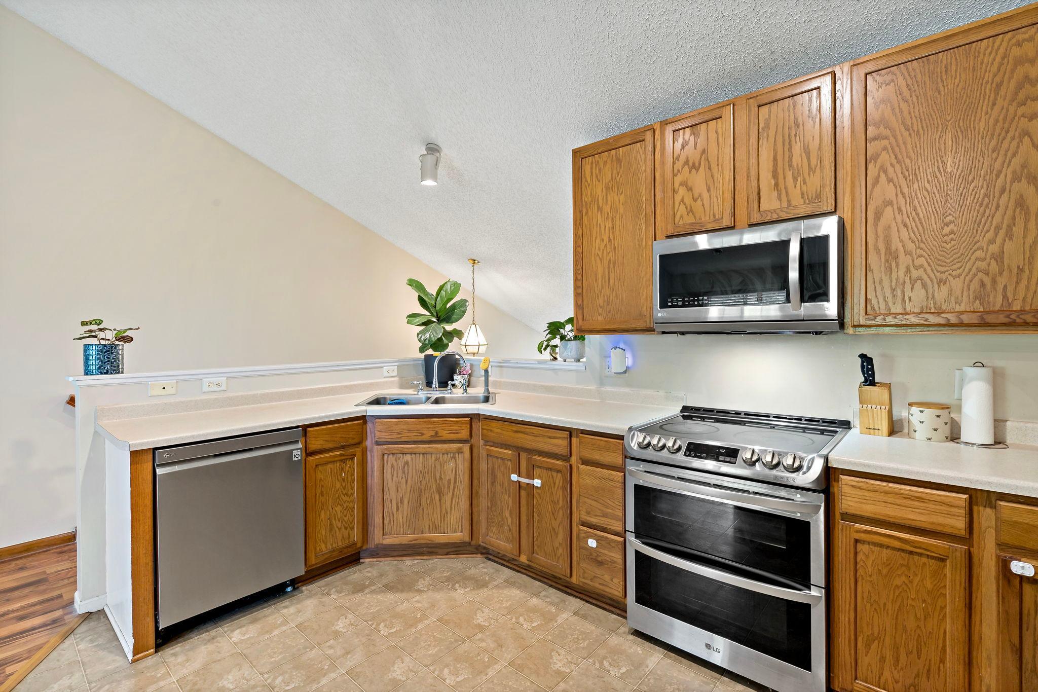 View of Residential at 5403 Elm Grove Avenue, New Hope MN 55428, New Hope (9 of 23) - Mike Wilen | Minnesota Team Real Estate