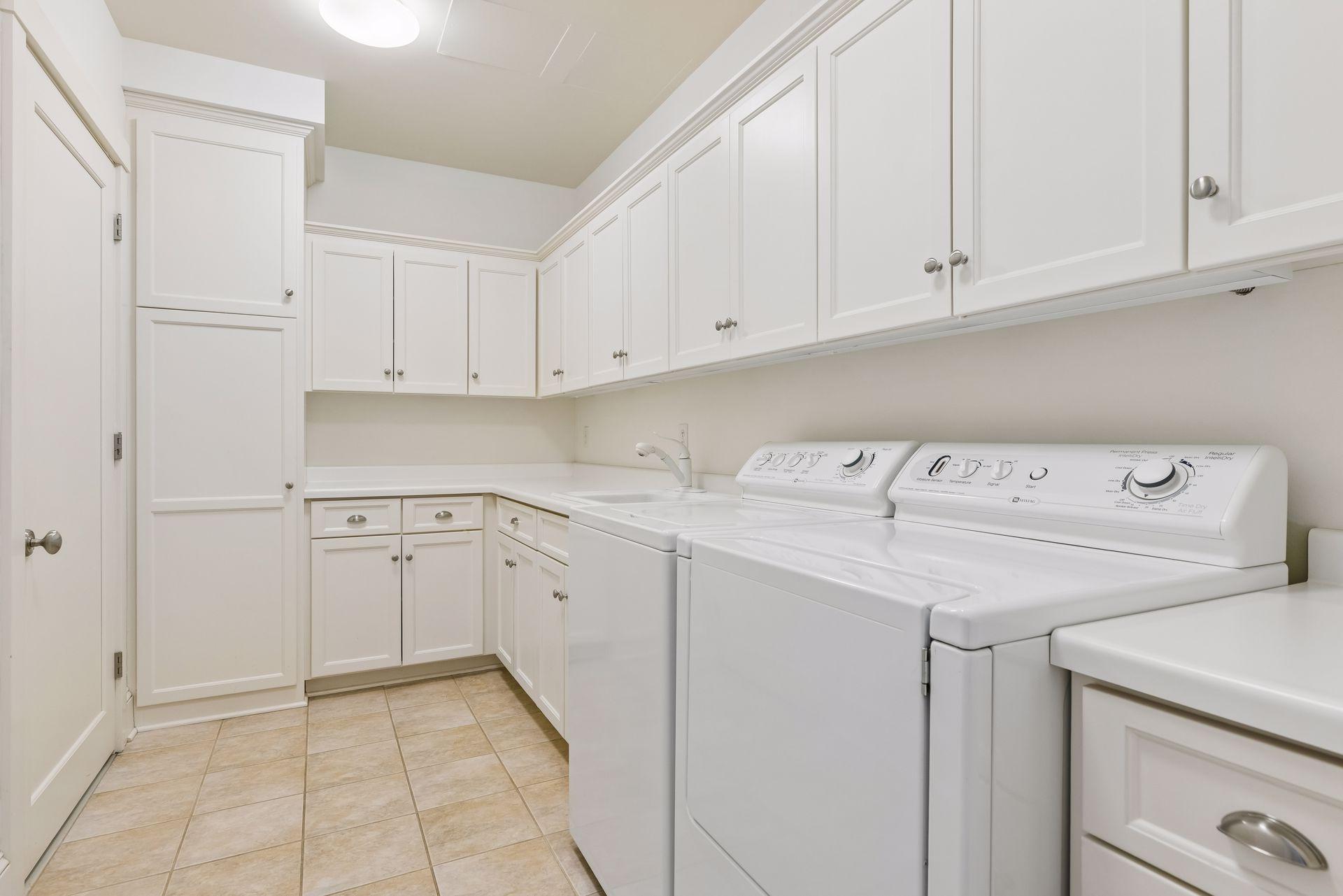 View of Residential at 301 Kenwood Parkway #502, Minneapolis MN 55403, Minneapolis (39 of 44) - Mike Wilen | Minnesota Team Real Estate