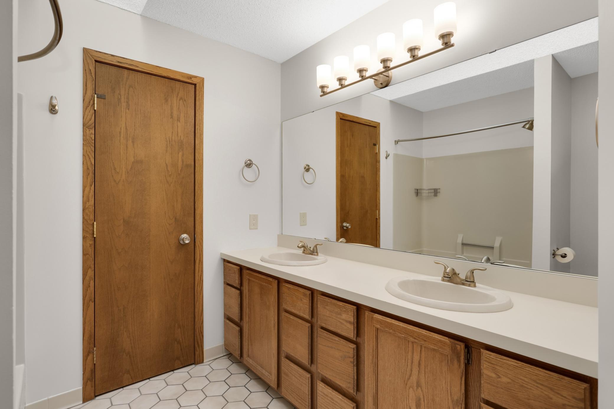 View of Residential at 2064 Pin Oak Drive, Eagan MN 55122, Eagan (18 of 46) - Mike Wilen | Minnesota Team Real Estate