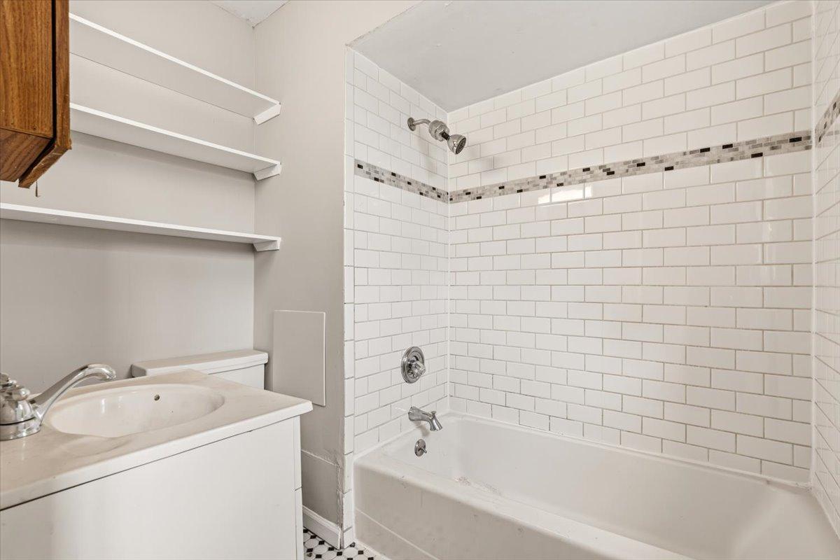 View of Residential Income at 2725 Dupont Avenue, Minneapolis MN 55408, Minneapolis (16 of 46) - Mike Wilen | Minnesota Team Real Estate