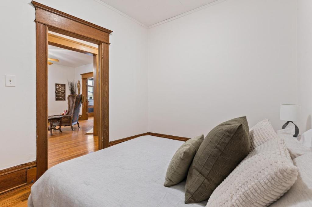 View of Residential Income at 1122 Marshall Avenue, Saint Paul MN 55104, Saint Paul (15 of 36) - Mike Wilen | Minnesota Team Real Estate