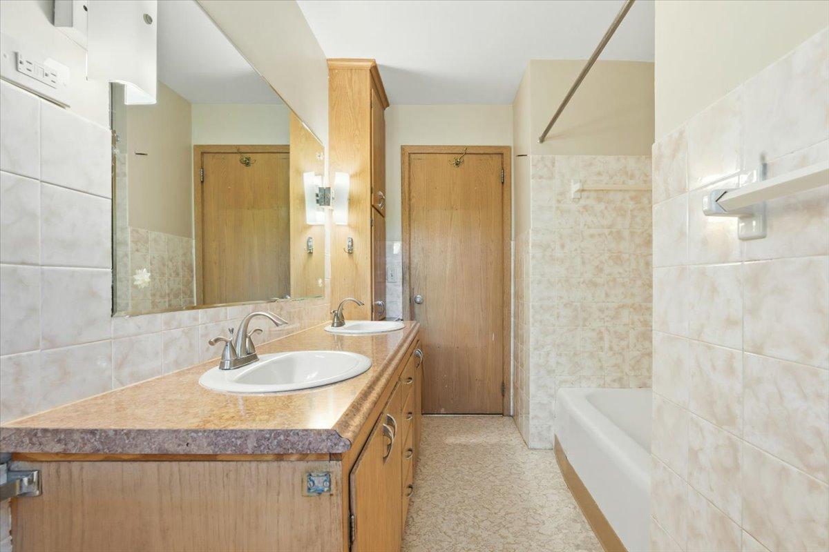 View of Residential Income at 6193 49th Street, Oakdale MN 55128, Oakdale (27 of 68) - Mike Wilen | Minnesota Team Real Estate