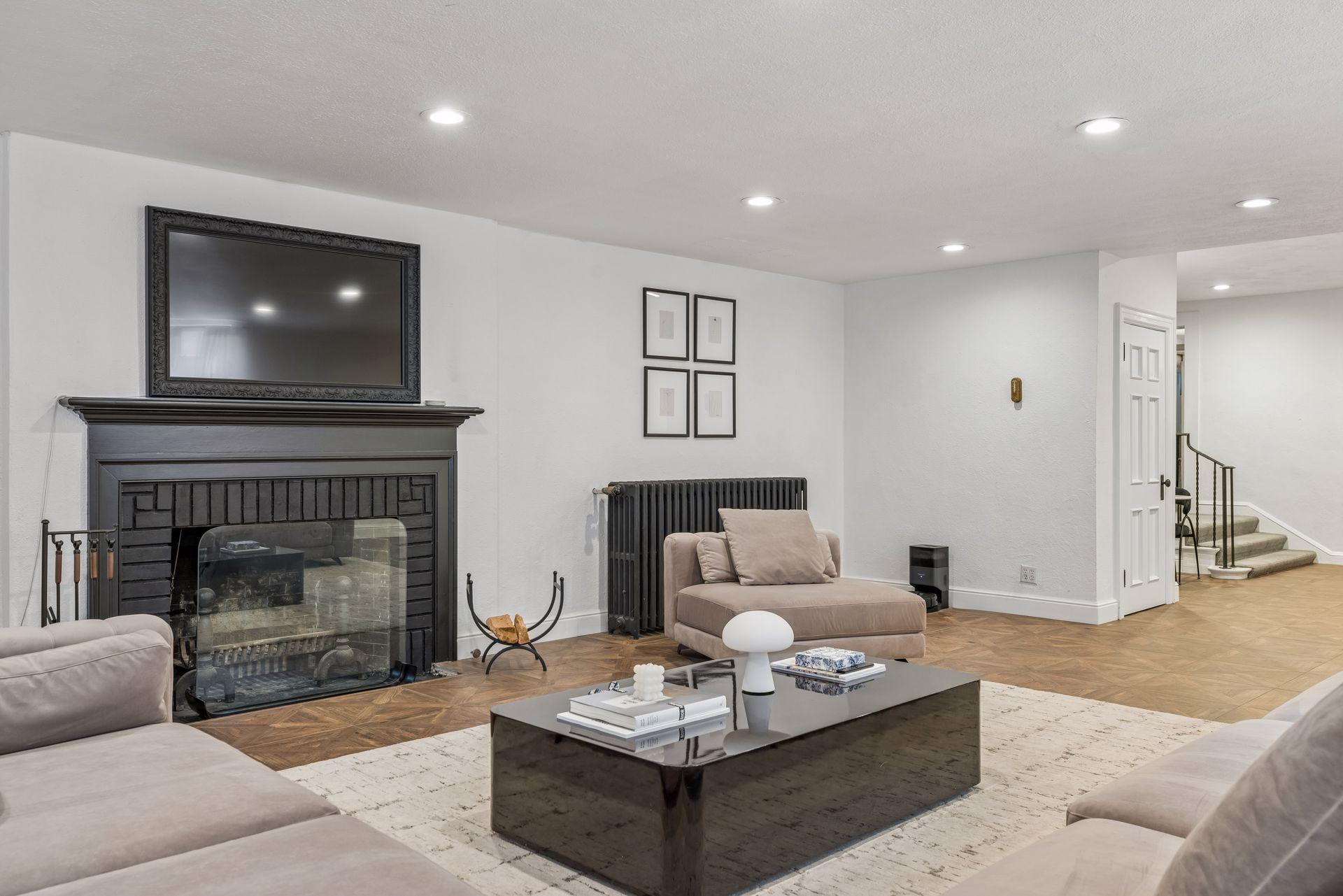 View of Residential at 1122 Mount Curve Avenue, Minneapolis MN 55403, Minneapolis (73 of 94) - Mike Wilen | Minnesota Team Real Estate