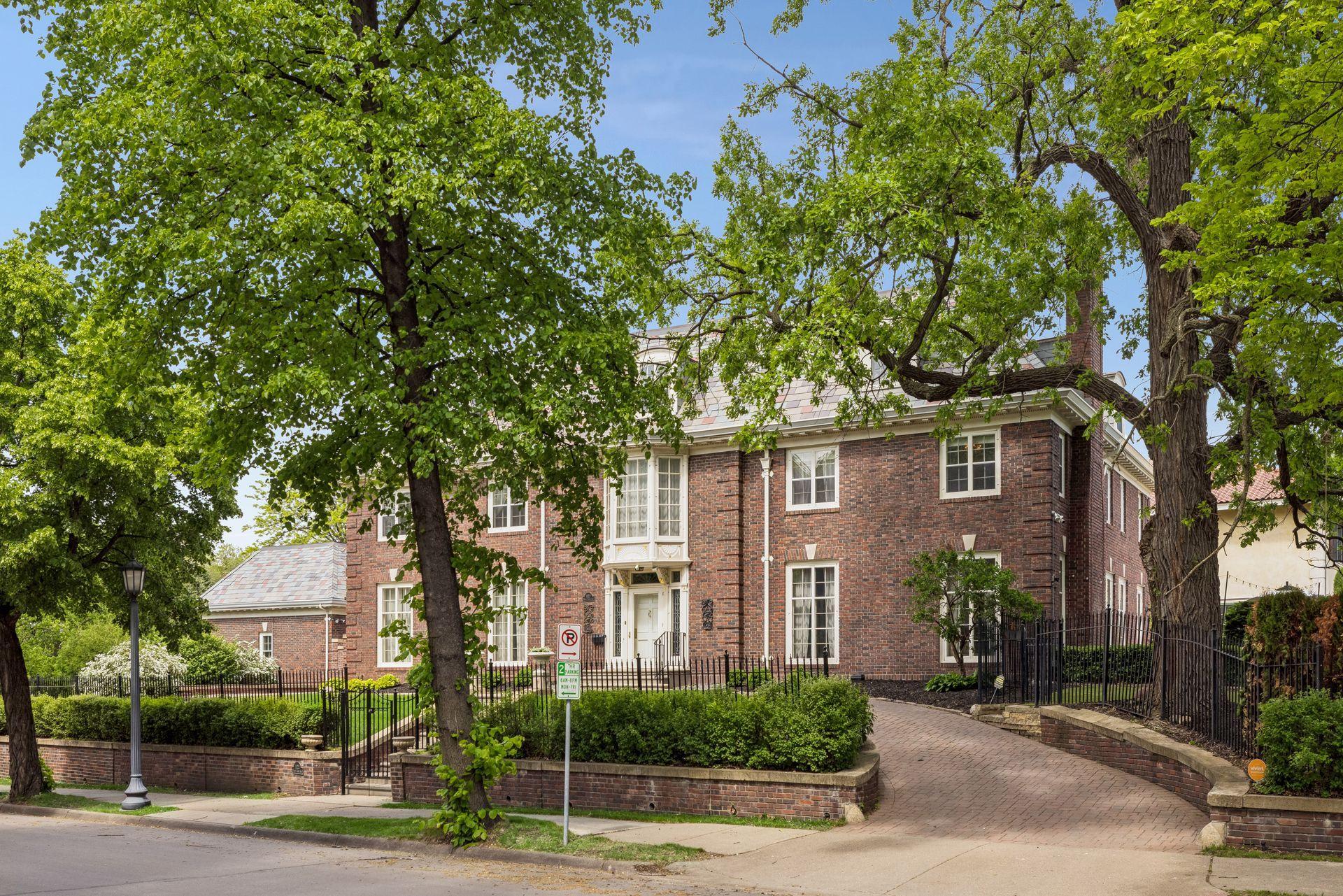 View of Residential at 1122 Mount Curve Avenue, Minneapolis MN 55403, Minneapolis (92 of 94) - Mike Wilen | Minnesota Team Real Estate