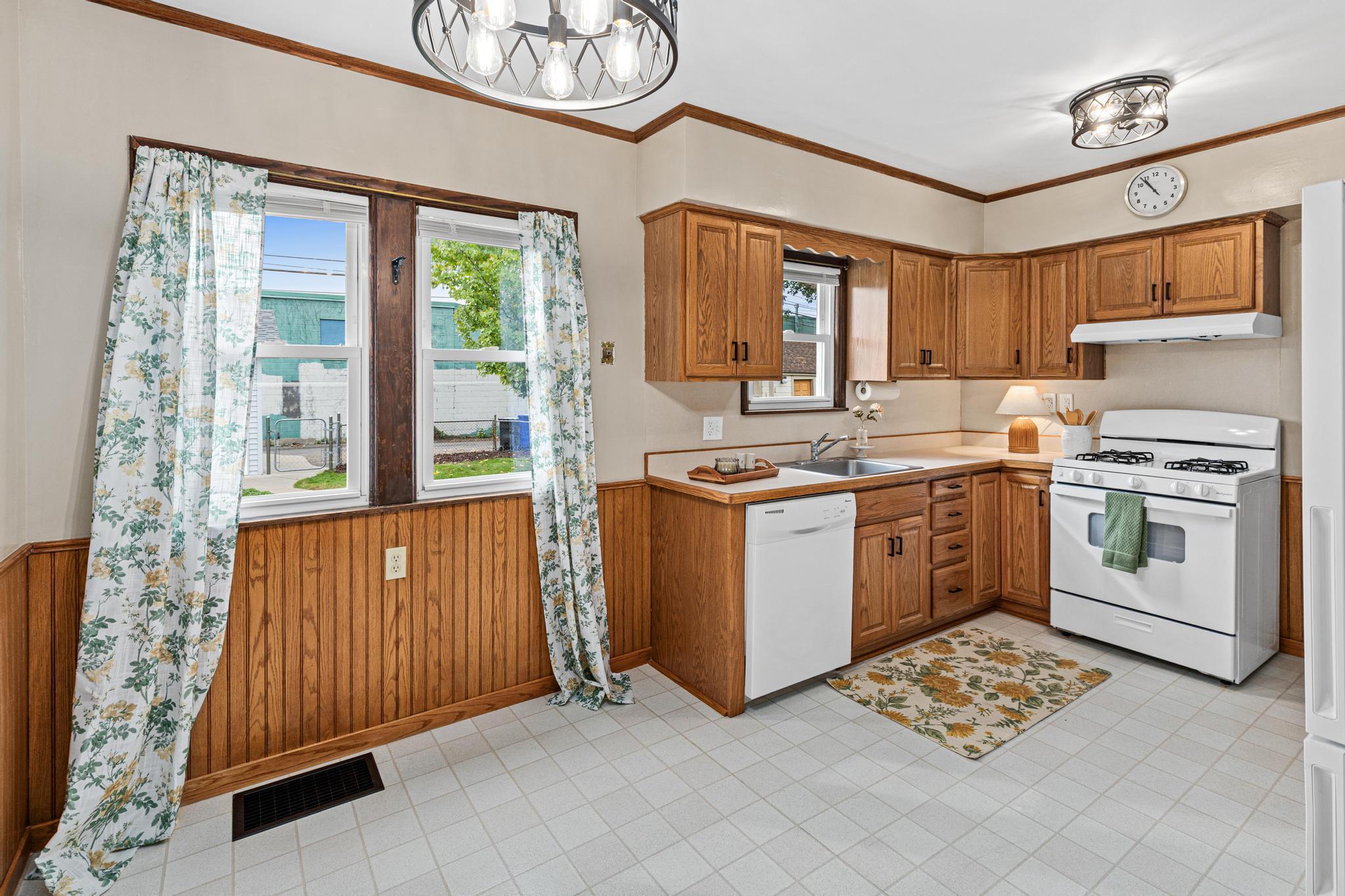 View of Residential at 1658 Sherburne Avenue, Saint Paul MN 55104, Saint Paul (9 of 42) - Mike Wilen | Minnesota Team Real Estate