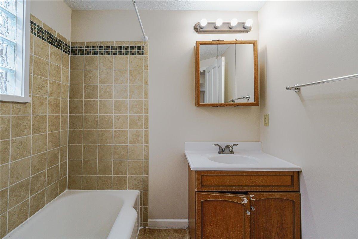 View of Residential at 843 Ivy Avenue, Saint Paul MN 55106, Saint Paul (6 of 27) - Mike Wilen | Minnesota Team Real Estate