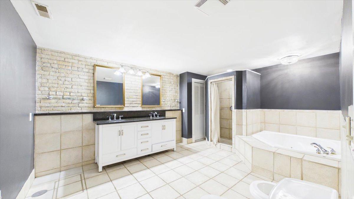 View of Residential at 300 Ridgewood Avenue #4, Minneapolis MN 55403, Minneapolis (20 of 31) - Mike Wilen | Minnesota Team Real Estate